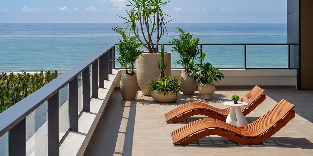 静谧的阳台，可一览岛上郁郁葱葱的树木和一望无际的蔚蓝大海