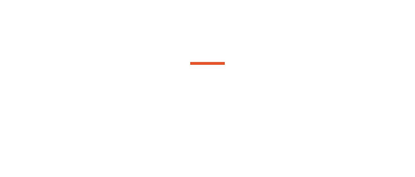 在绿意盎然的露台上享受阳光的女士
