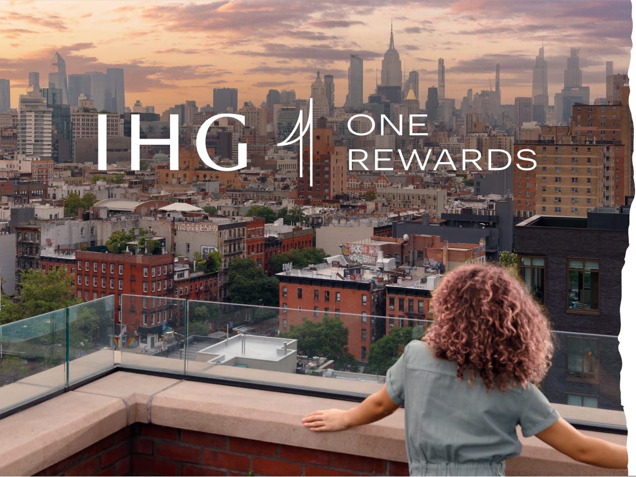 女士饱览纽约市景的图像上印有洲际优悦会徽标