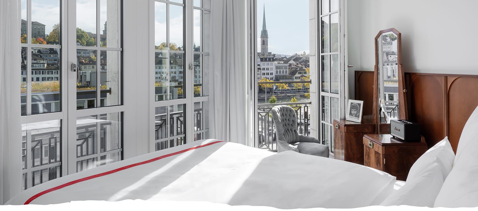 酒店客房内景，可饱览整座峡谷小镇的壮美景色