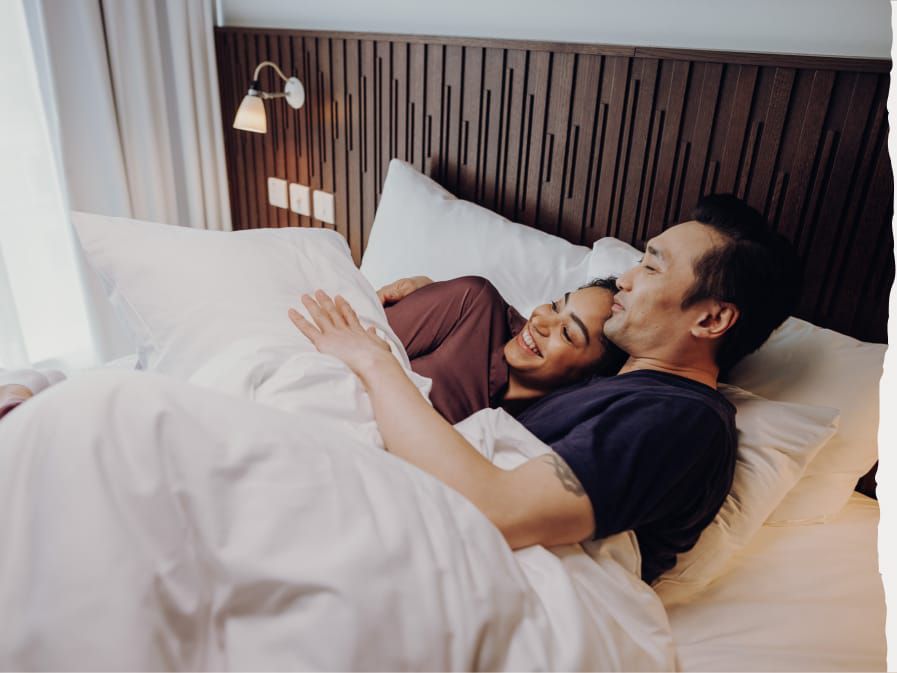 爱侣在酒店床上开怀大笑