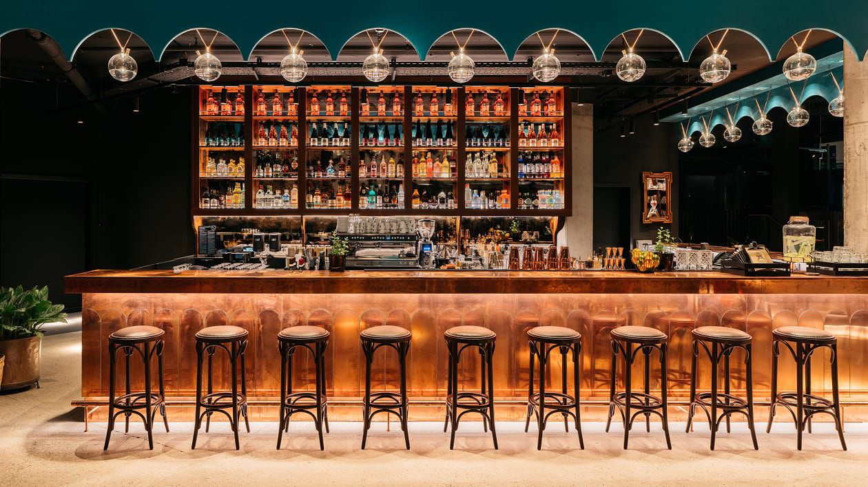 黄铜复古鸡尾酒廊，高脚凳与迪斯科球刻画出鎏金年代
