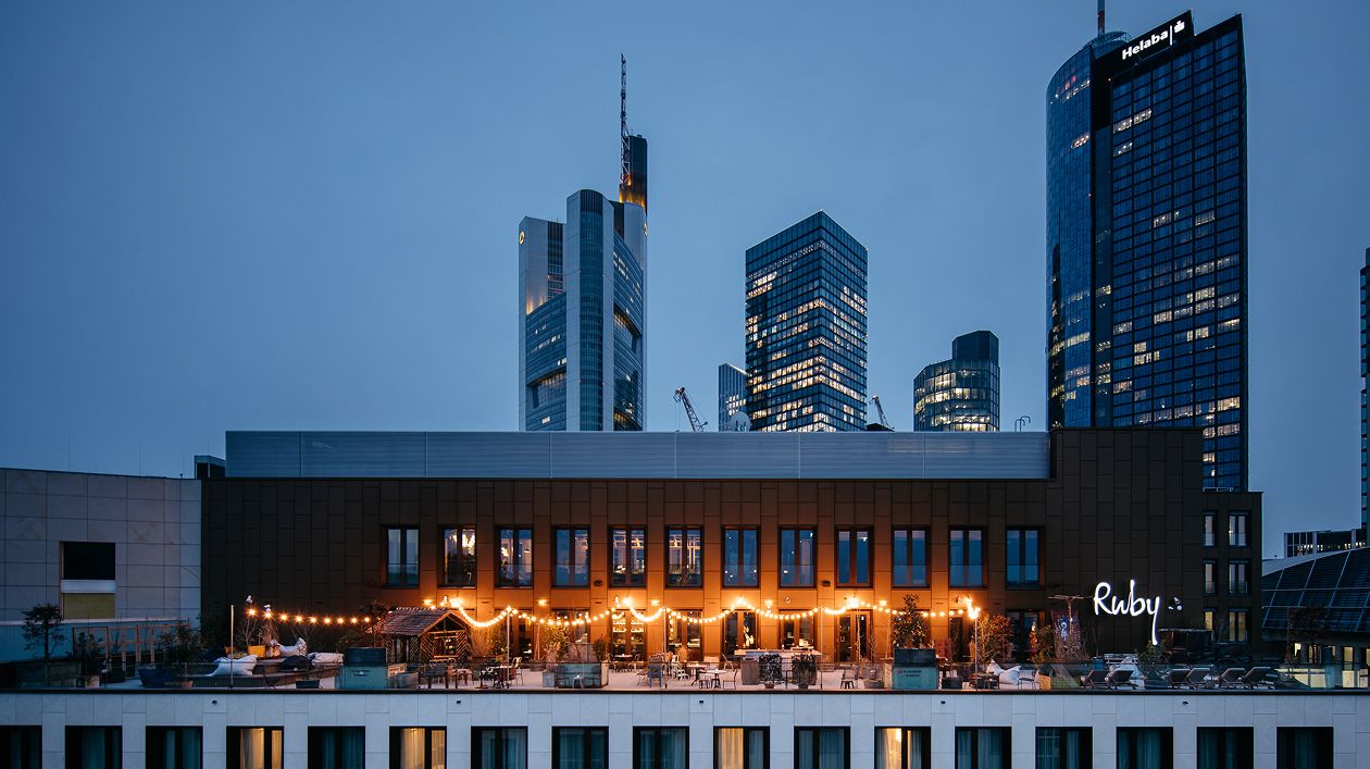 城市酒店屋顶露台的鸟瞰图