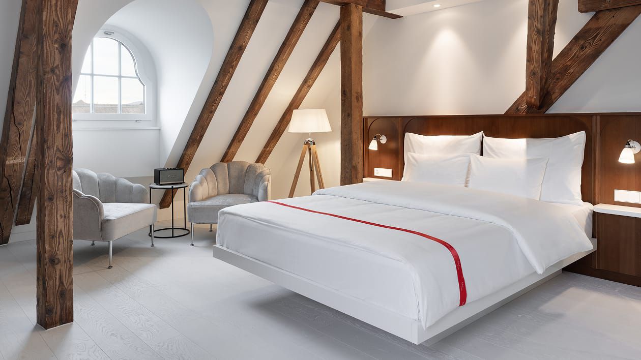 轩敞明亮的酒店客房，配以木质装饰