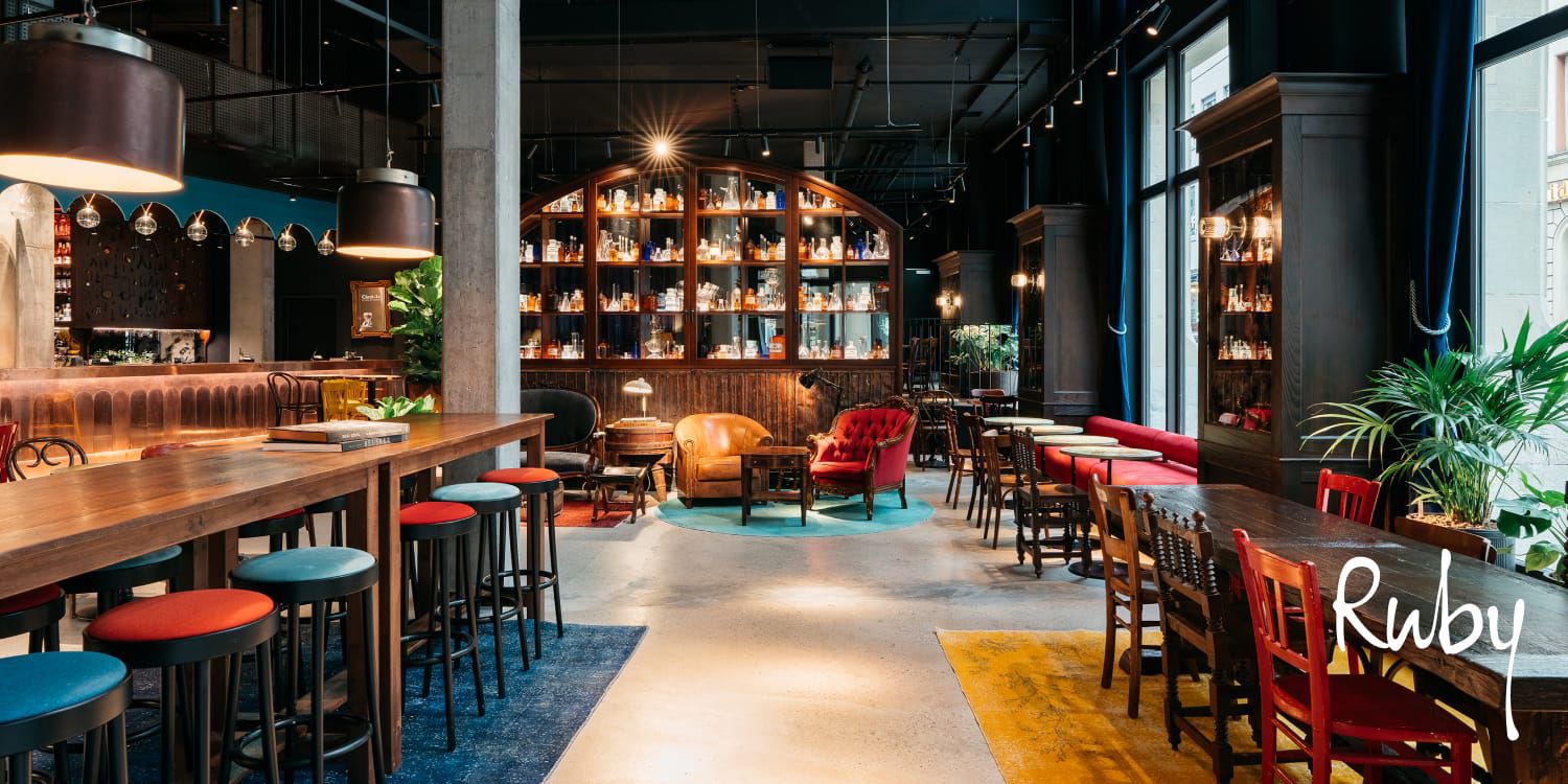 现代摩登的酒店酒吧，缤纷座椅错落其间