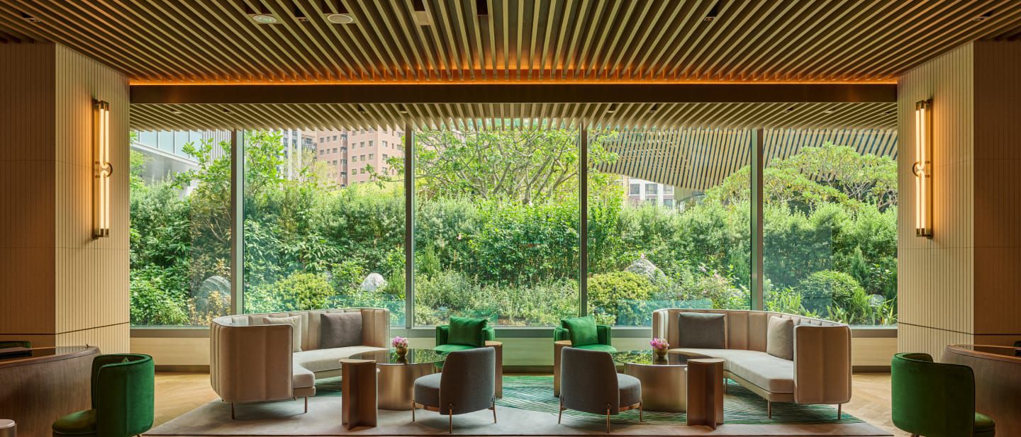 坐拥大窗户的休息区 