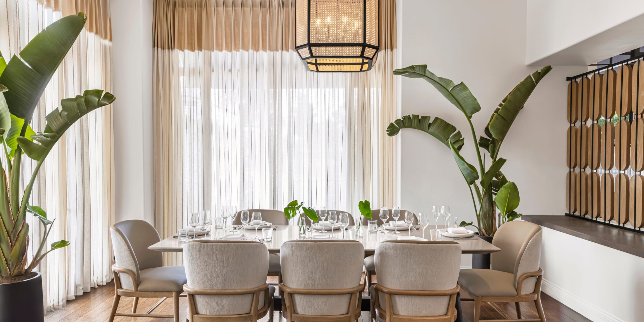 配备桌椅的用餐区