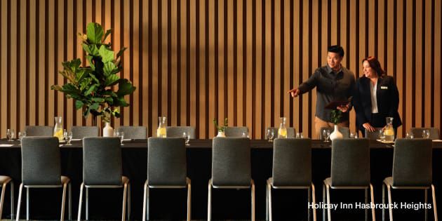 假日酒店的木饰纹理会议室