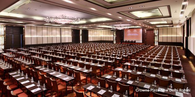 皇冠假日酒店内可容纳 500 余人的大型会议室