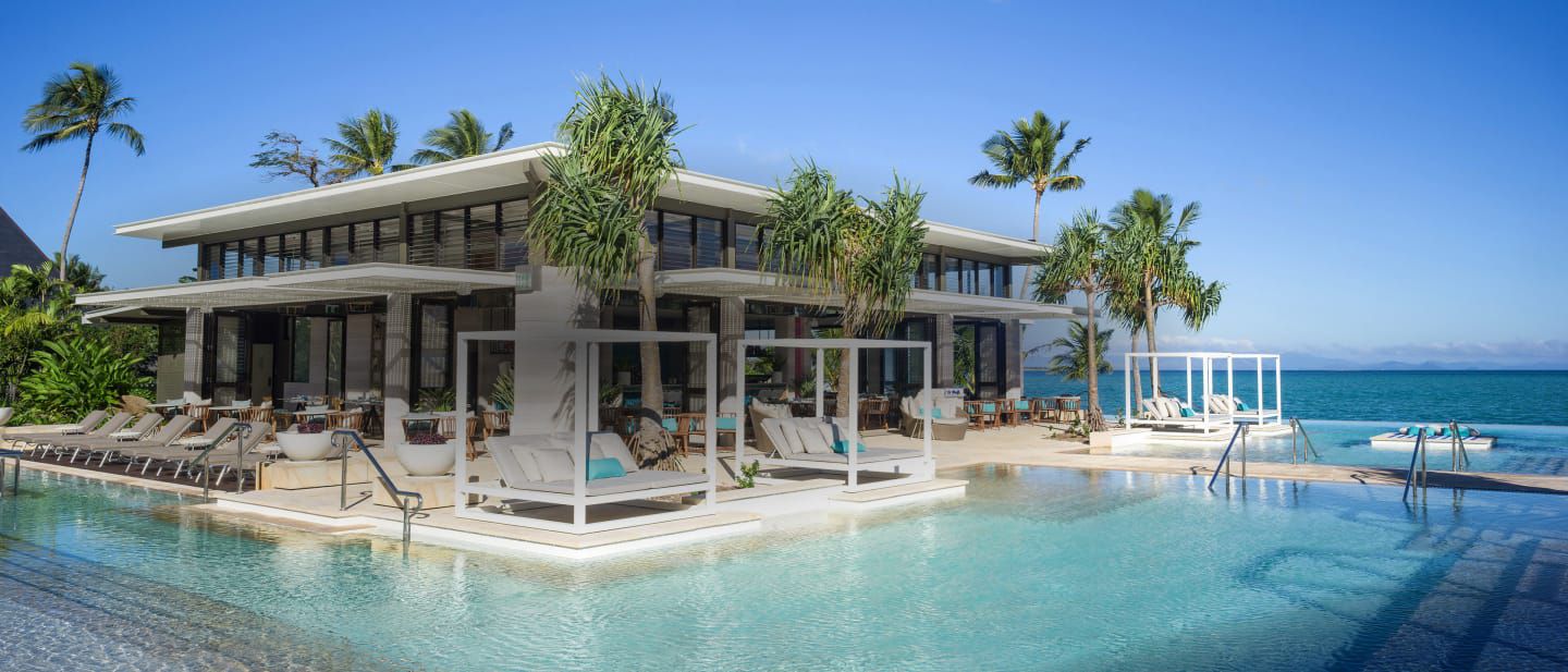 滨海度假酒店，棕榈成荫，池畔雅阁