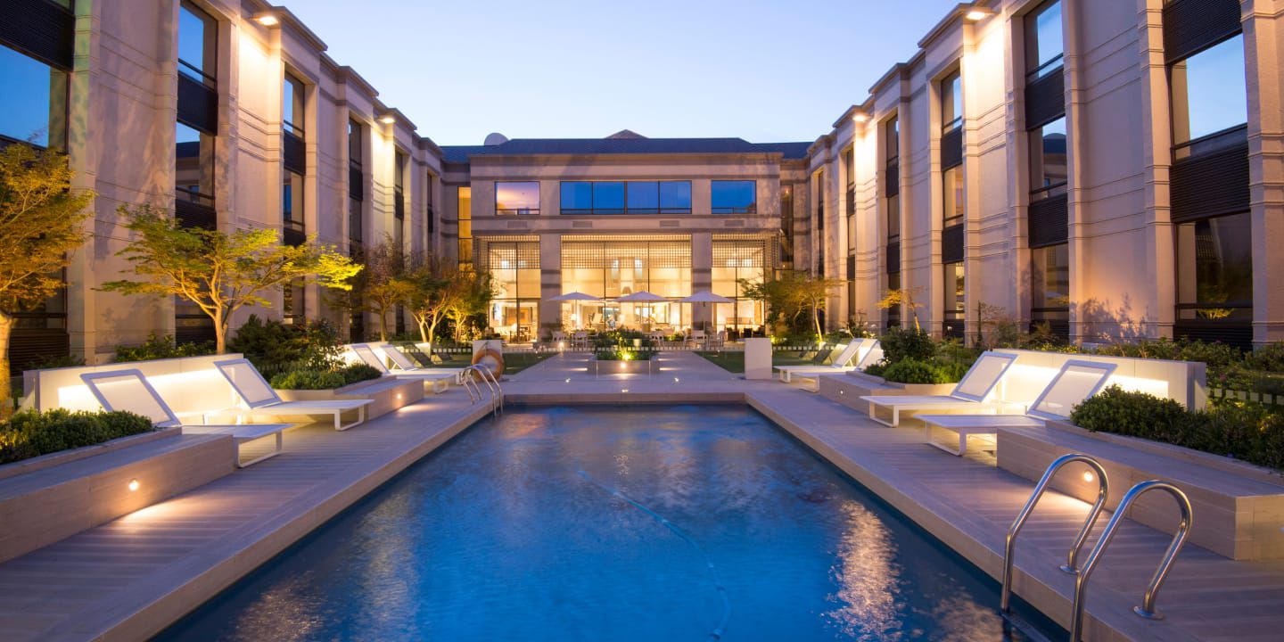 Nightime view of the pool at the Holiday Inn Express Concepc