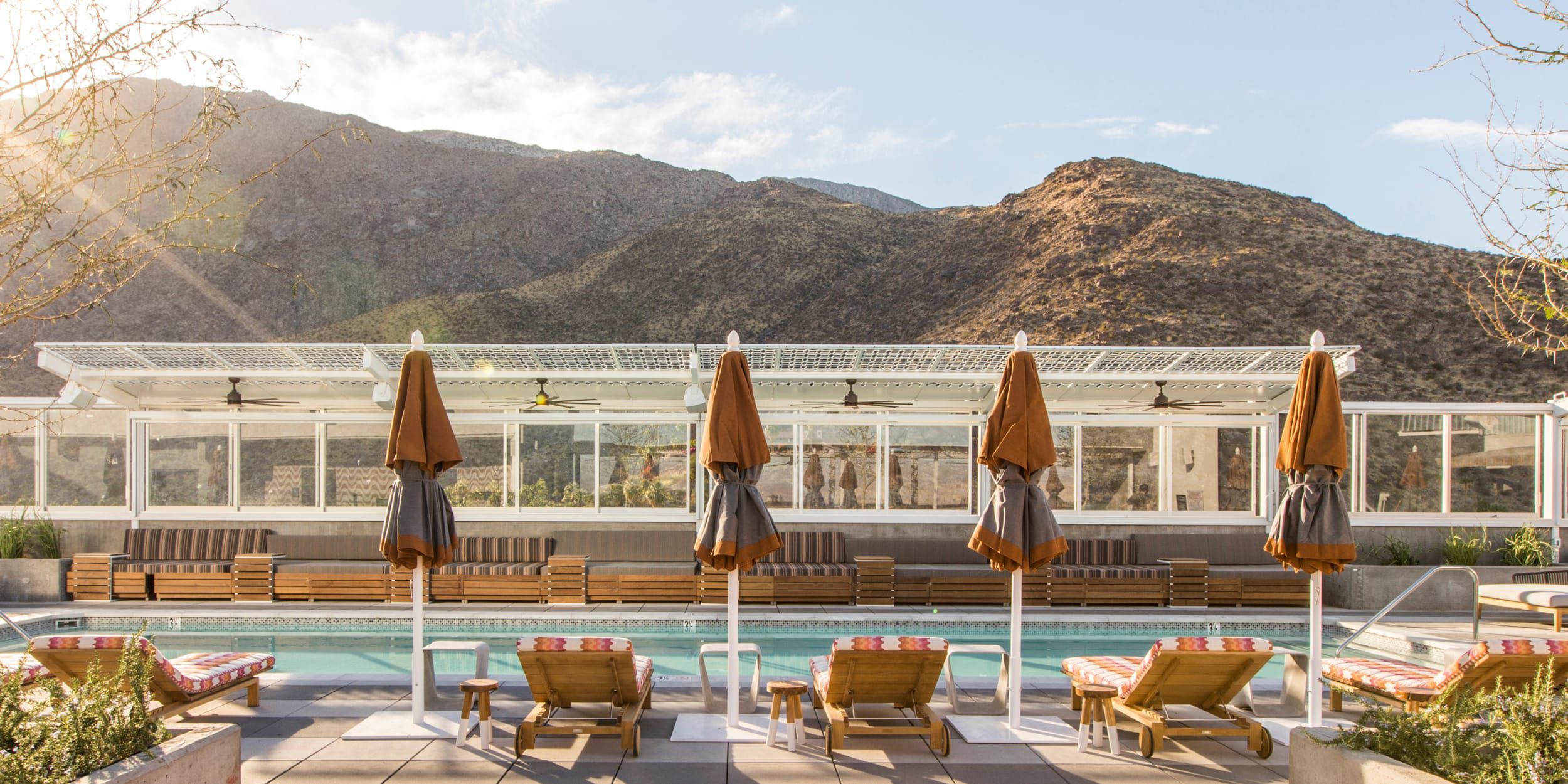 现代时尚的酒店泳池，配备遮阳伞和躺椅