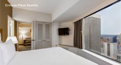 西雅图皇冠假日酒店明亮宽敞的客房，俯瞰市中心