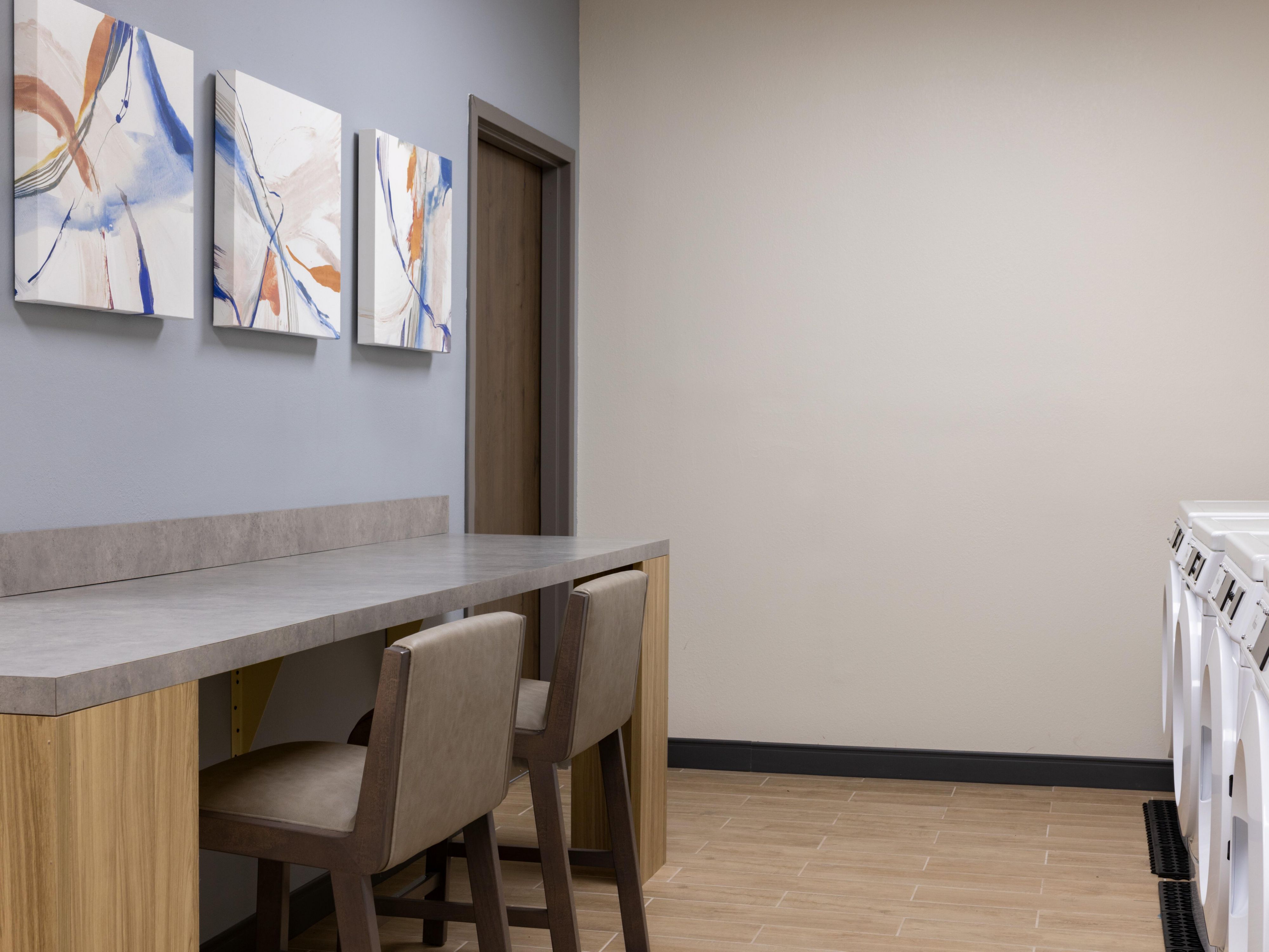 Complimentary Guest laundry located on the lobby level. 