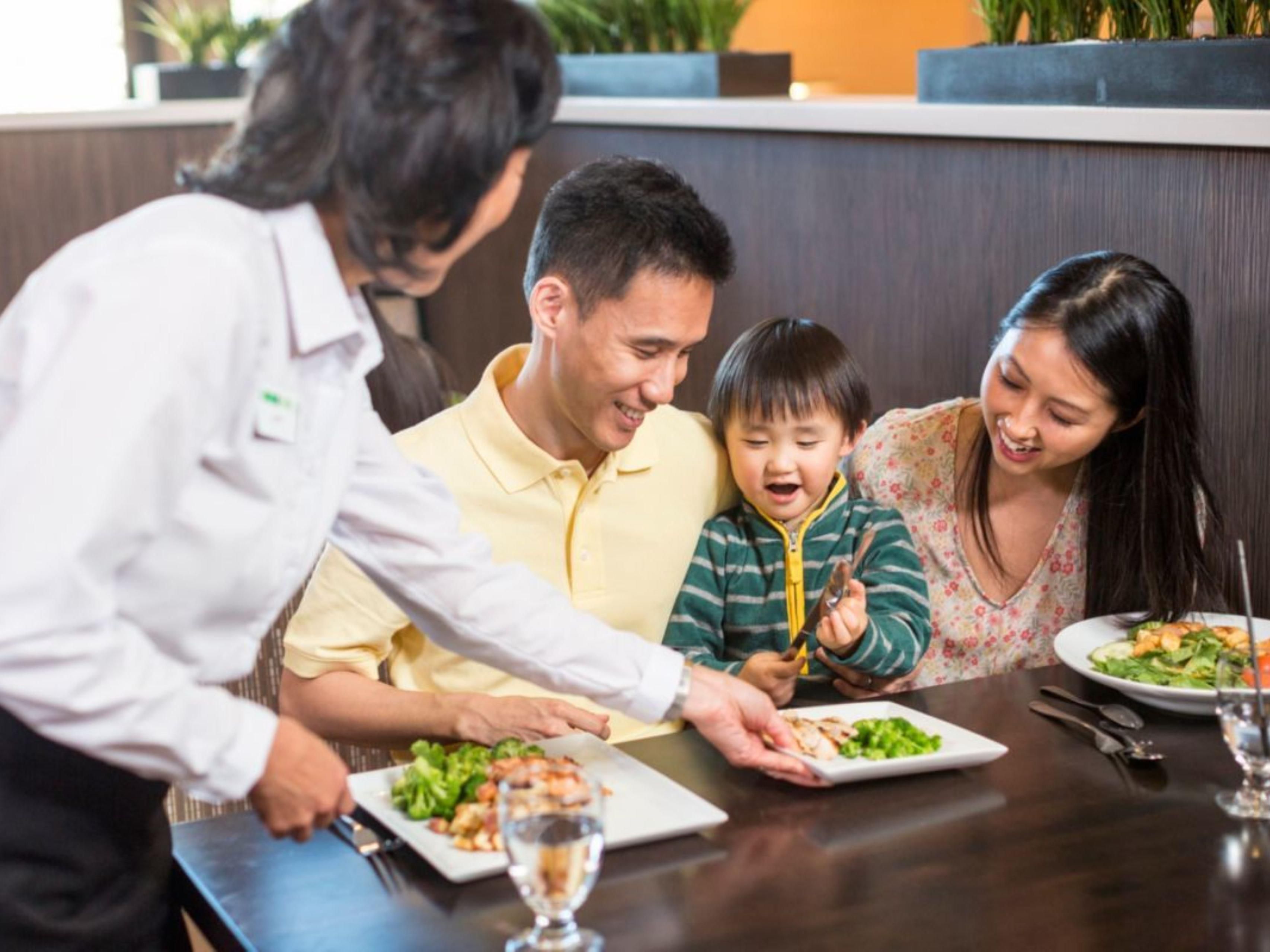 From burgers and beers to wraps and wine, the Maplewood Bar & Grill, our on-site restaurant has something for everyone looking to end the day right. Our dishes, created by our award-winning chef, are the perfect pairing with some of the high-end wines and cocktails also on offer either at tables or directly at the bar.