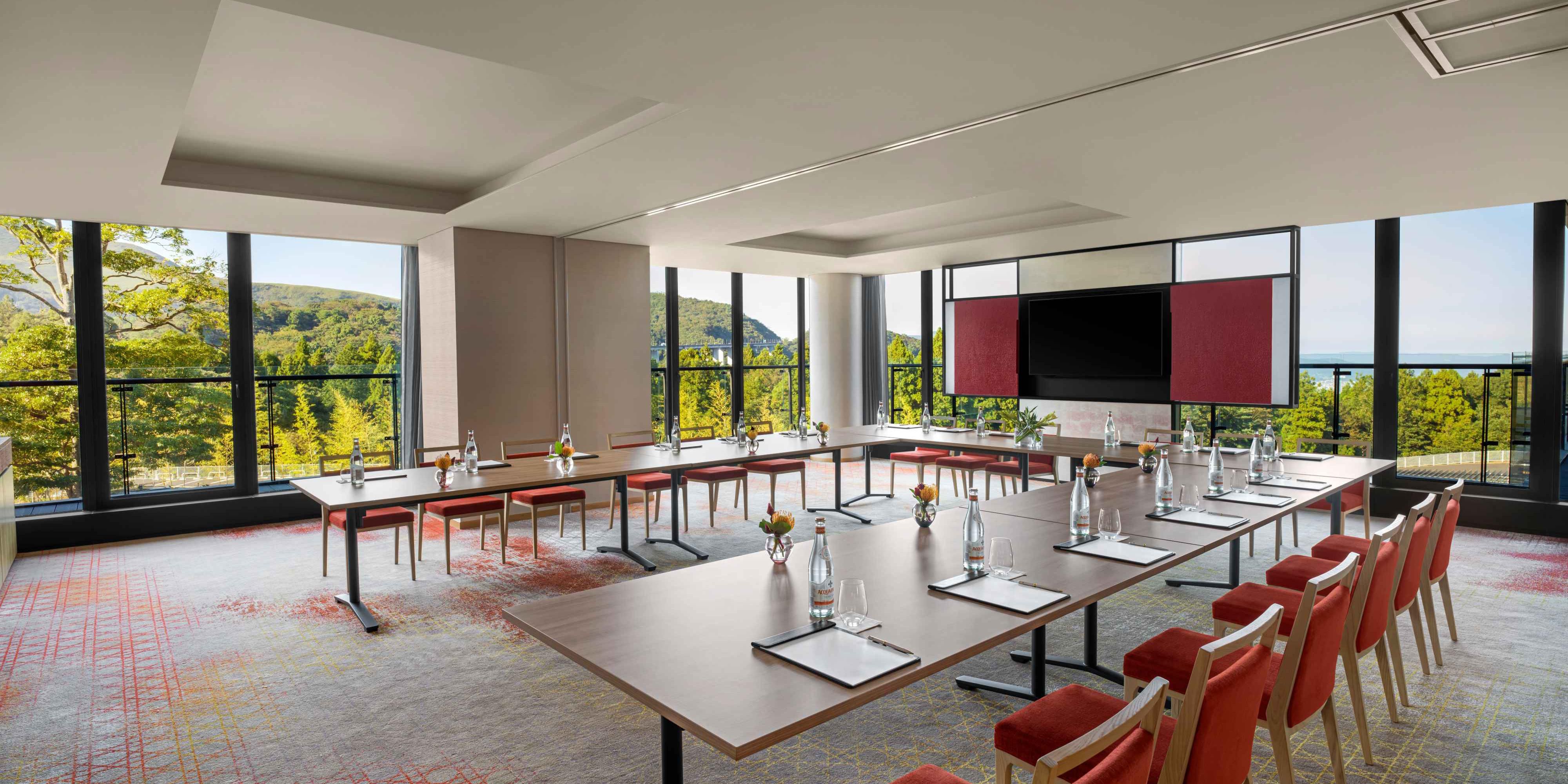 Find yourself thinking more clearly and creatively in the relaxed, unconventional atmosphere of one of our four meeting rooms. With woven cedar details on the ceiling, these four rooms’ distinctive interior design and calming natural elements are sure to spark inspiration.