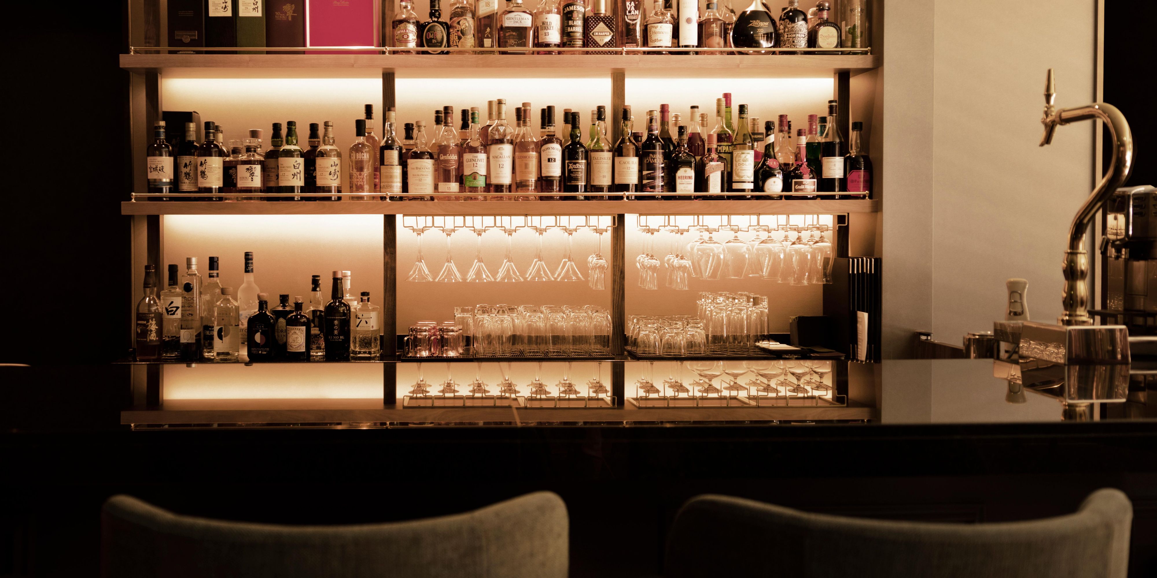 Unwind in a refined hideaway where the serene beauty of Appi Kogen meets timeless sophistication. Bask in the quiet elegance of our authentic bar, offering a curated selection of whiskies, bourbons, fine wines, and bespoke cocktails crafted by master bartenders.