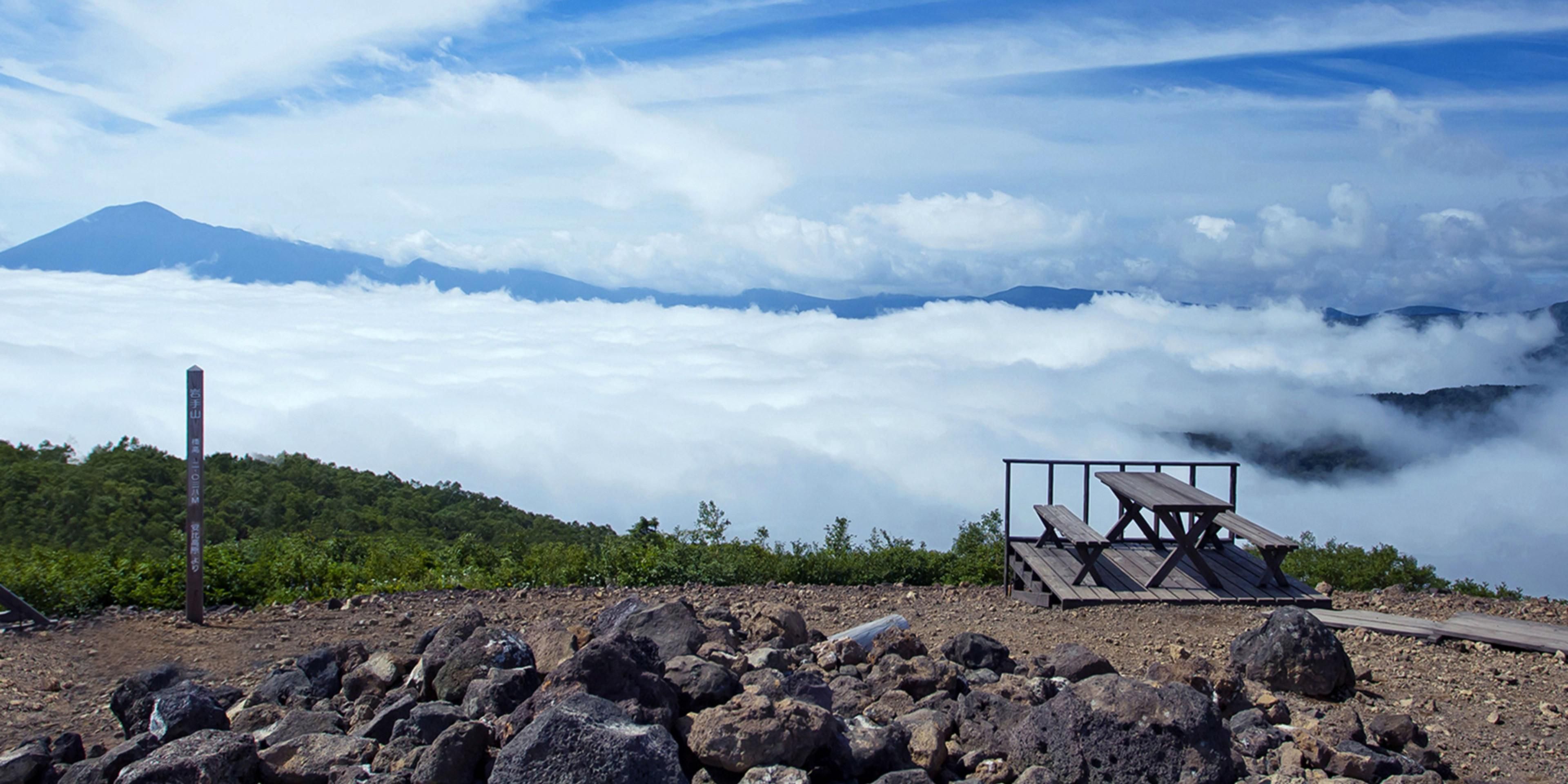 Enjoy a scenic 15-minute gondola ride to Mt. Maemori’s 1,304m summit. From fresh spring greens to fiery autumn foliage, the sky-high deck and swing offer a rotating panorama. You may even catch a sea of clouds drifting in.