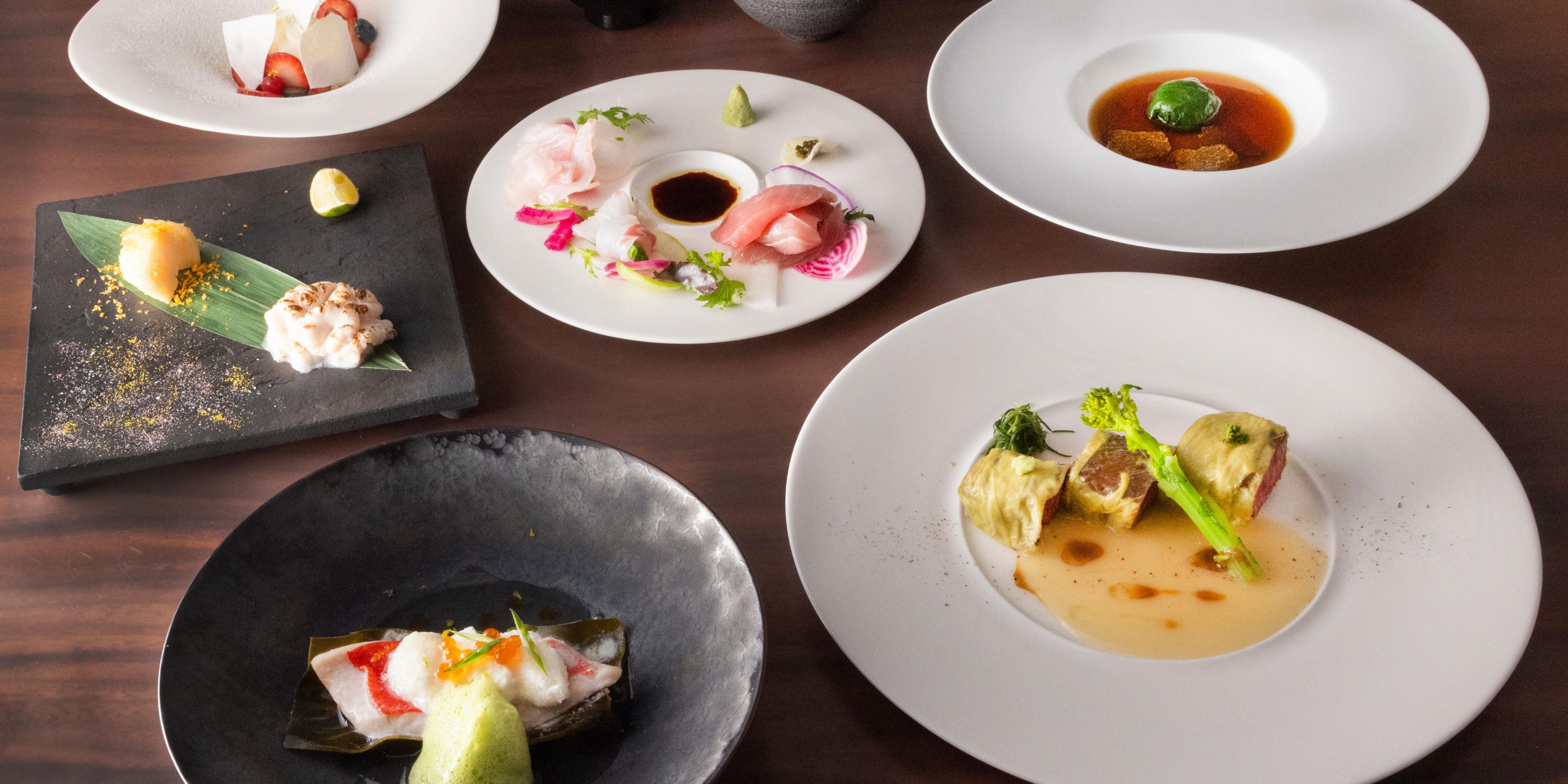 「白露／SHIRATSUYU」是一家提供自助早餐和晚餐的日式/法式餐厅。结合了地域乡土料理和西方美食的创新餐饮。基于“从农场到餐桌“的理念，您可以享用到陆奥精挑食材和三陆海鲜类的创意菜单。