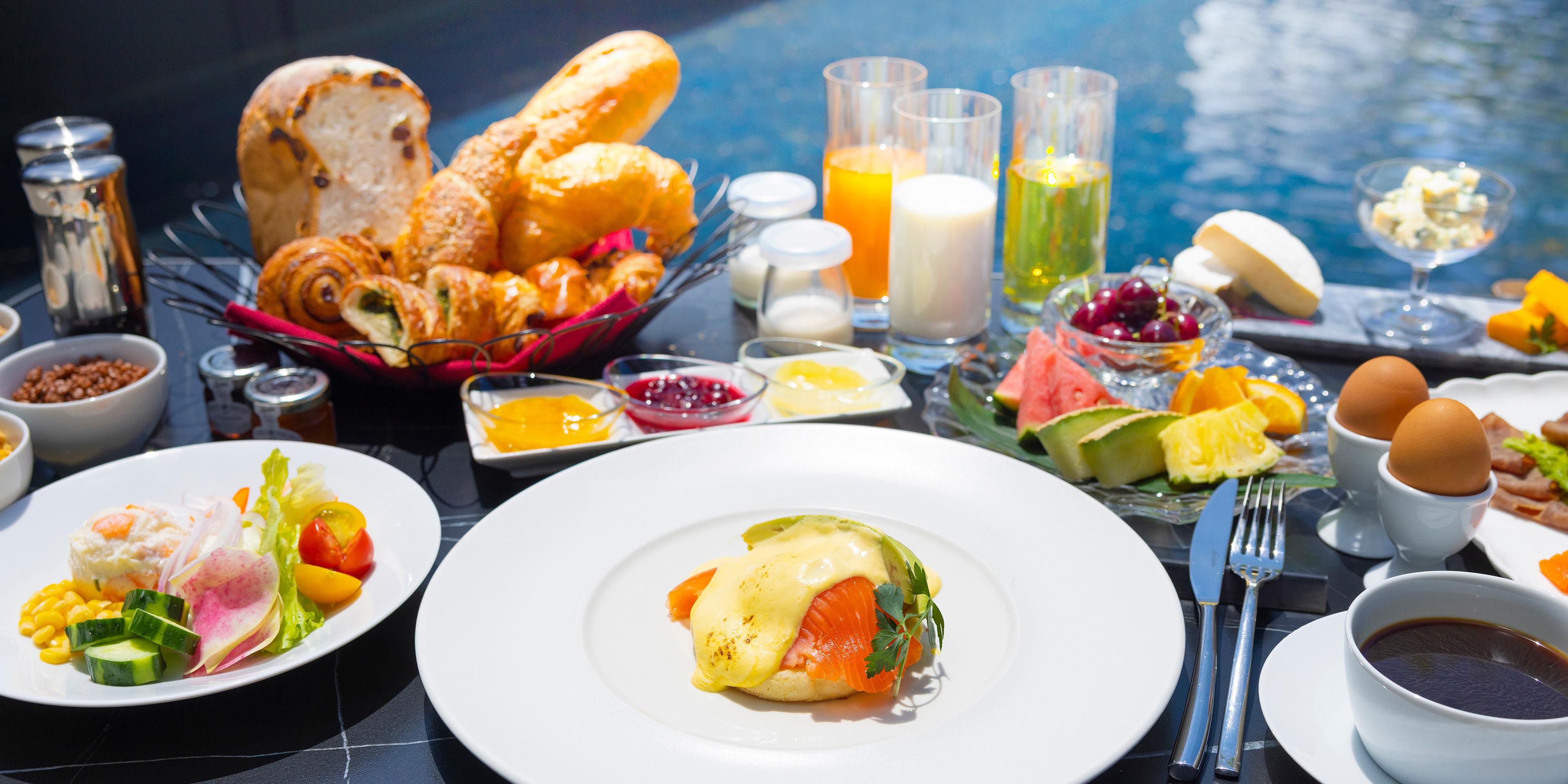 从丰盛的早餐开启全新的一天。
享受从视野辽阔的超大窗户射入的早晨阳光，也有户外露台座位。
在提供自助早餐的日式/法式餐厅“白露 / SHIRATSUYU”，
您可以选择您喜欢的主菜，例如新鲜烹制的鸡蛋菜肴或日式早餐。
新鲜出炉的面包、新鲜沙拉和水果则是自助餐风格。
根据当天的心情，享用属于自己的独一份的早餐。