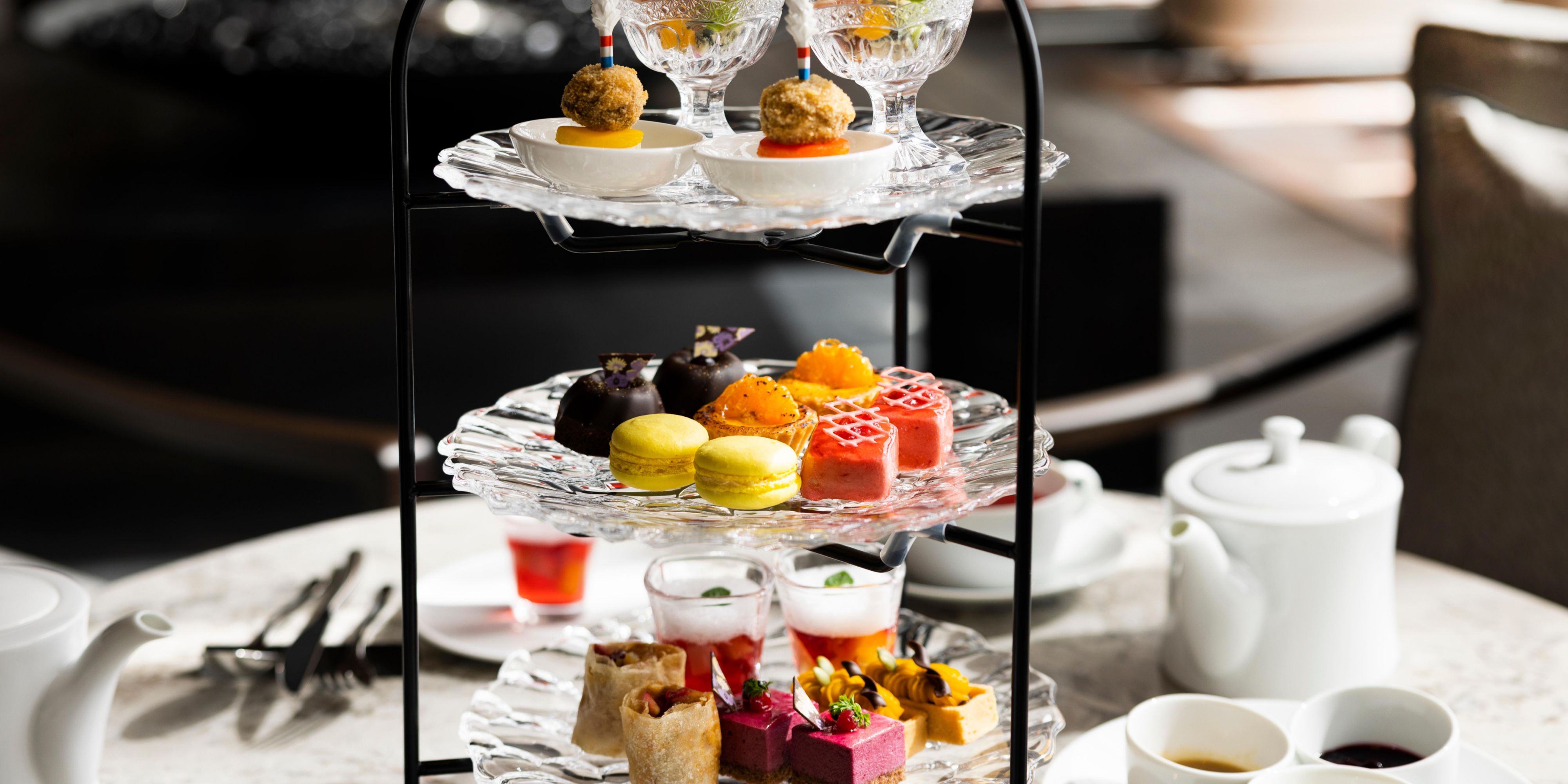 入住酒店的客人可以在拥有开放式天花板的大堂和池塘上的茶馆享用迎宾饮品，或下午茶（14:00-15:30）和Apero Time（16:30-18:00）等原创额外服务。