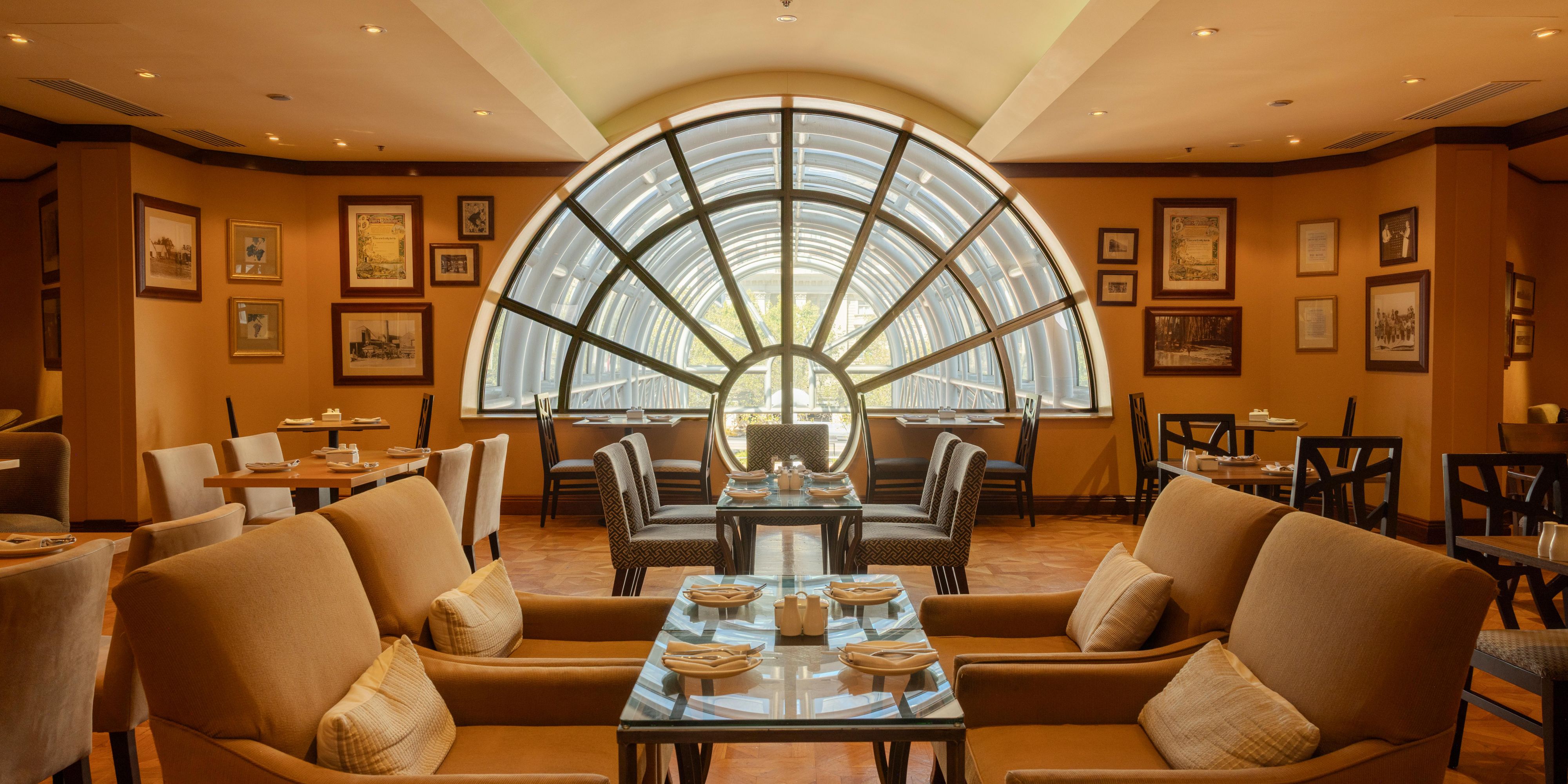 An exclusive lounge experience available to guests staying in Club Lounge Access Rooms, One Bedroom Suites and Presidential Suites. Experience a lavish selection of food and beverages with five-star personalised service. Indulge in complimentary breakfast, afternoon tea, evening cocktails, and gourmet canapés for a truly elevated experience.