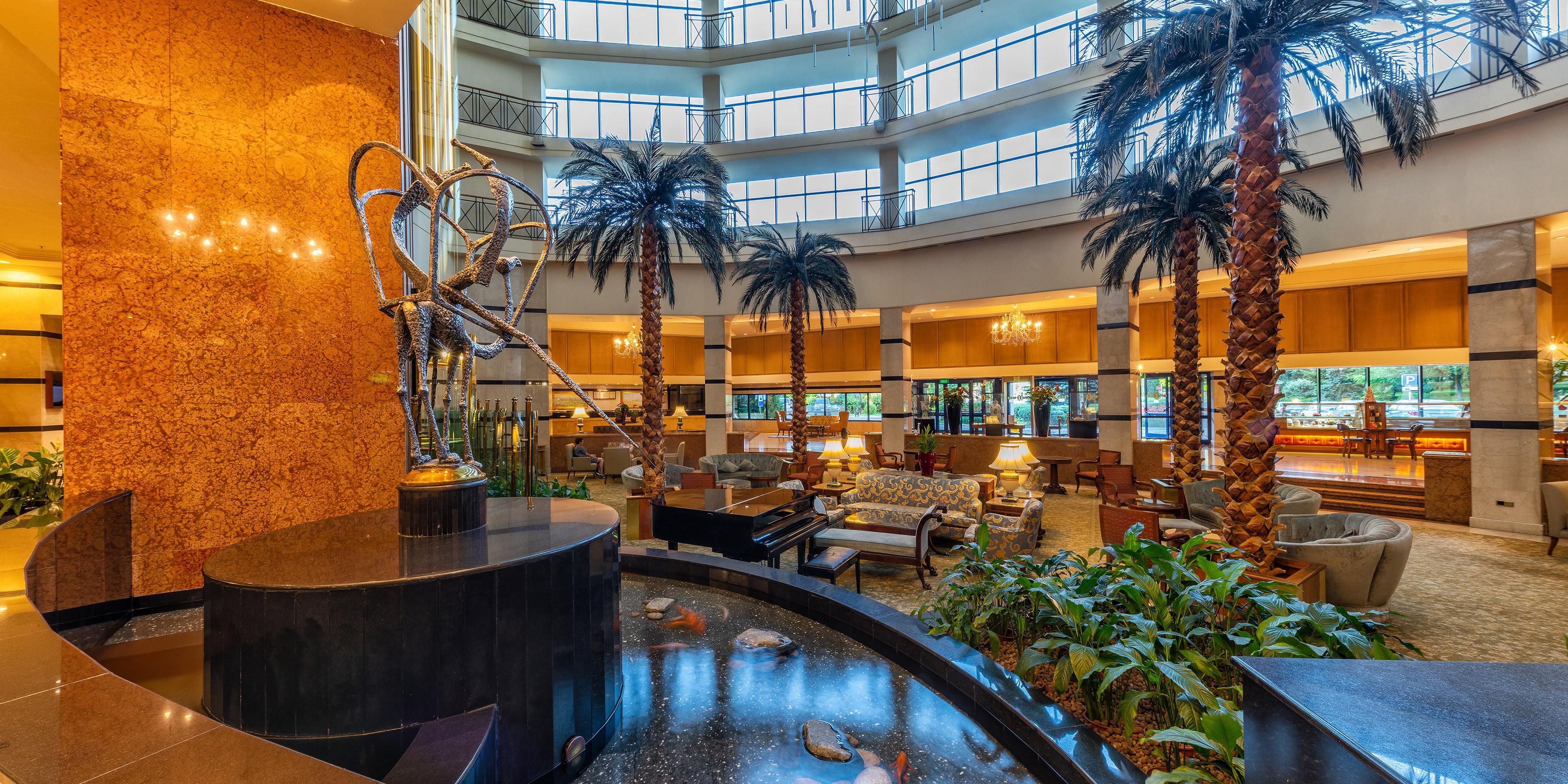 The Lobby Lounge & Bar offers its own à la carte menu, featuring salads, terrific 'Grab and Go' meals such as delicious sandwiches, burgers, and pizzas, along with craft beers, mixed drinks, and great wines.