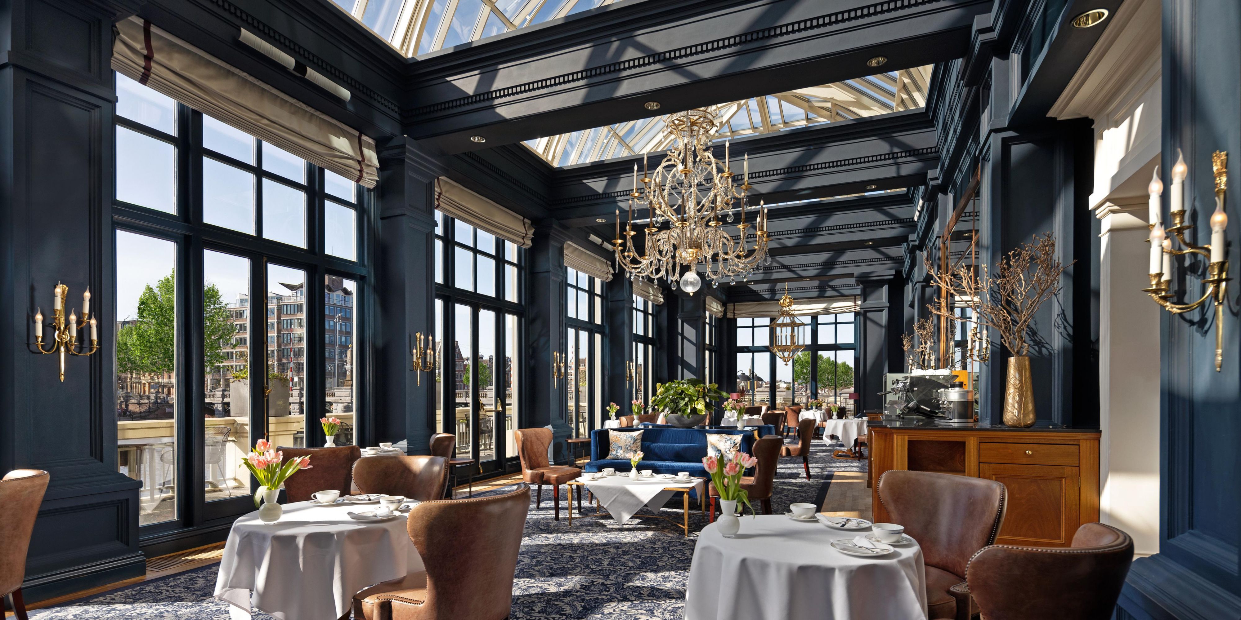Renowned for its seasonal afternoon tea, featuring ideal tea pairings, the lounge features traditional porcelain, adding a touch of our rich heritage to the magical ambiance. Bathed in natural sunlight, the lounge stands as the captivating heart of the hotel.