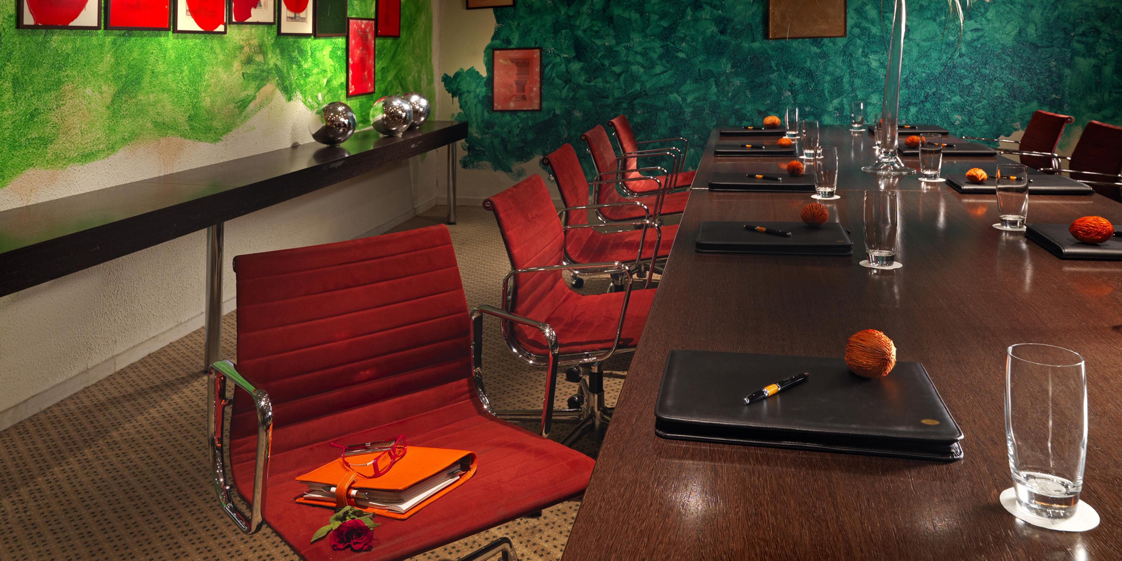 The crowning jewels of the Athenaeum InterContinental Athens are our authentic works of art by prominent Greek artists. A rare collection of fine art owned by the hotel is exhibited throughout the hotel, in both public and private spaces, as an intentional and integral design aesthetic. 