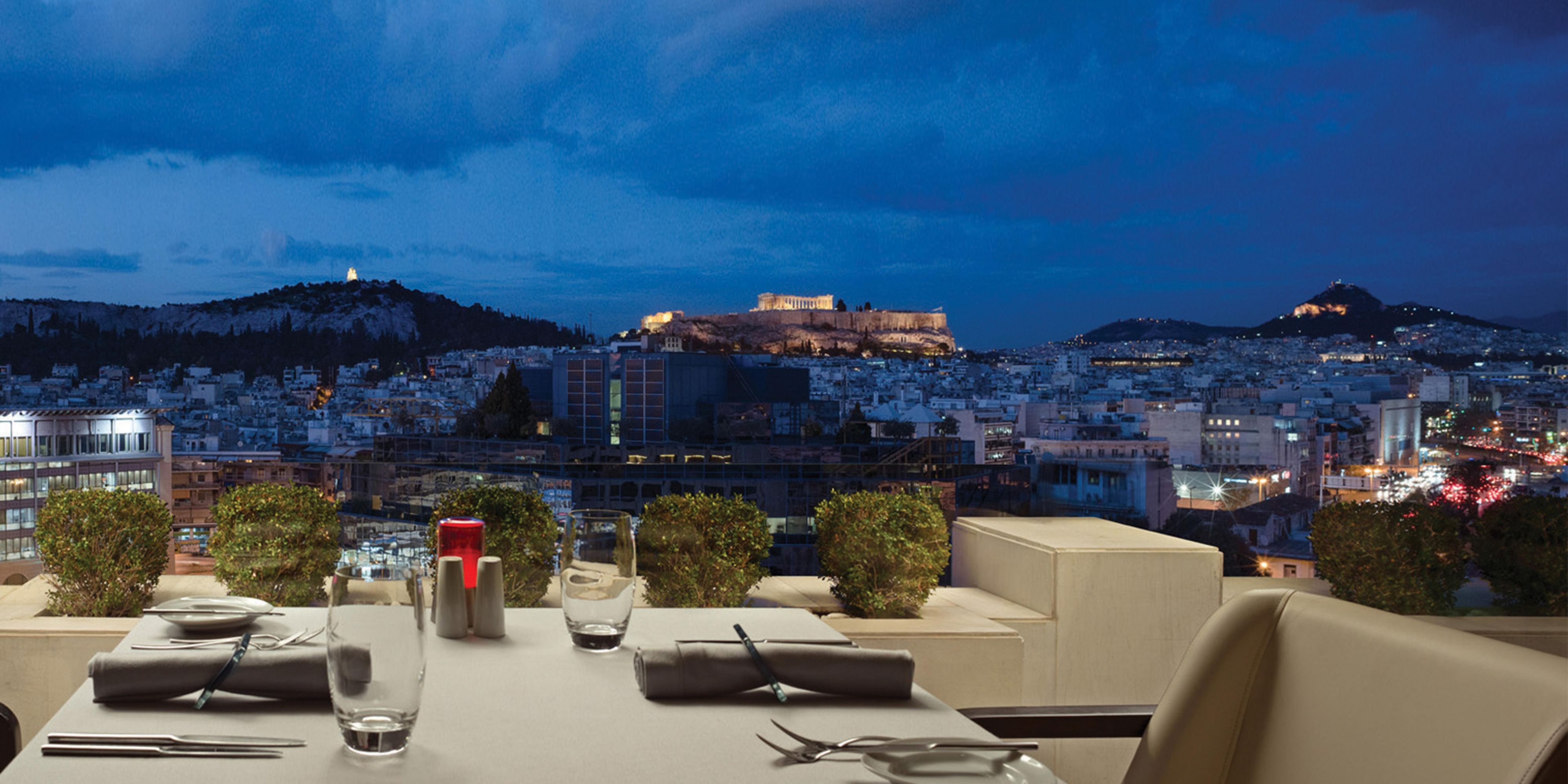 Boasting sweeping views of the Acropolis, Première overlooks Athens from its lofty rooftop perch, and boasts exquisite flavours and one-of-a-kind service. Enjoy a distinct dining experience during your stay. During summer months, the restaurant opens its doors out onto its stunning rooftop terrace.