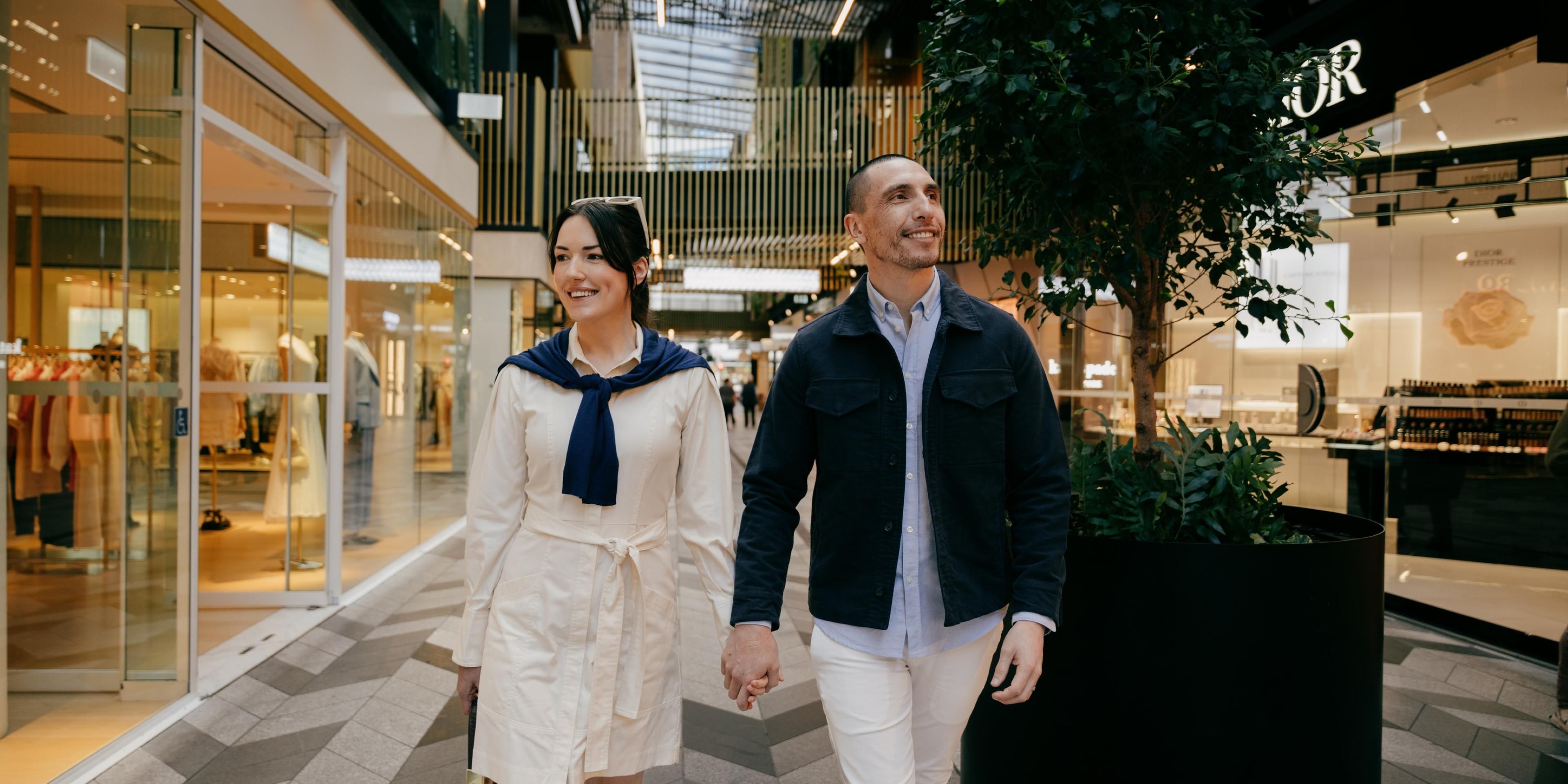 Discover Commercial Bay’s diverse shopping experience, from global brands to unique boutiques. Immerse yourself in New Zealand’s fashion aesthetic with local designer collections.  Explore this vibrant precinct conveniently connected to the hotel.