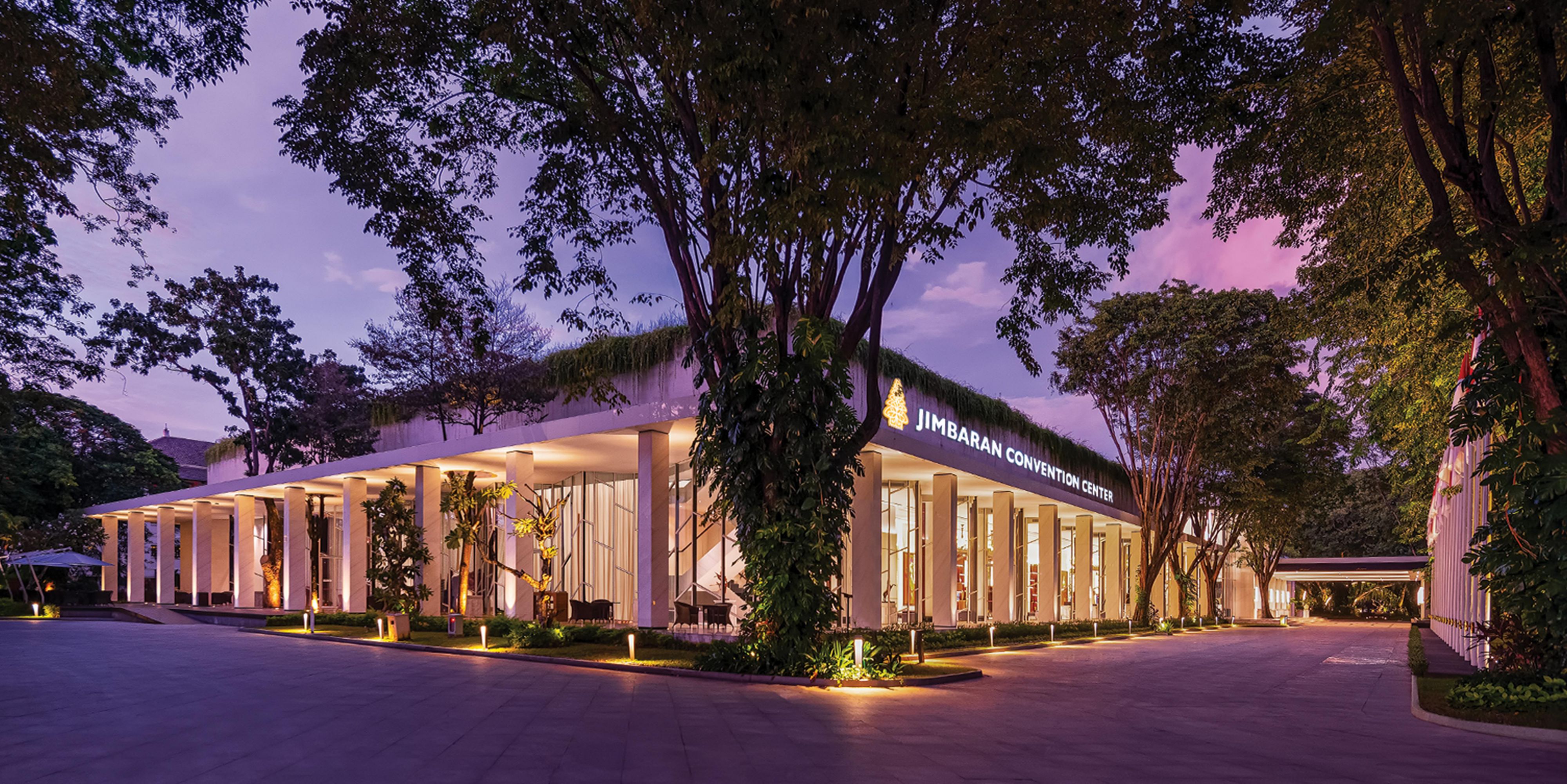 Located in Bali’s upmarket resort destination of Jimbaran Bay, InterContinental Bali Resort provides the perfect balance between business and leisure. The beachfront resort boasts extensive facilities and modern audio-visual technologies in authentic Balinese-style pavilion buildings, within in its own dedicated wing.