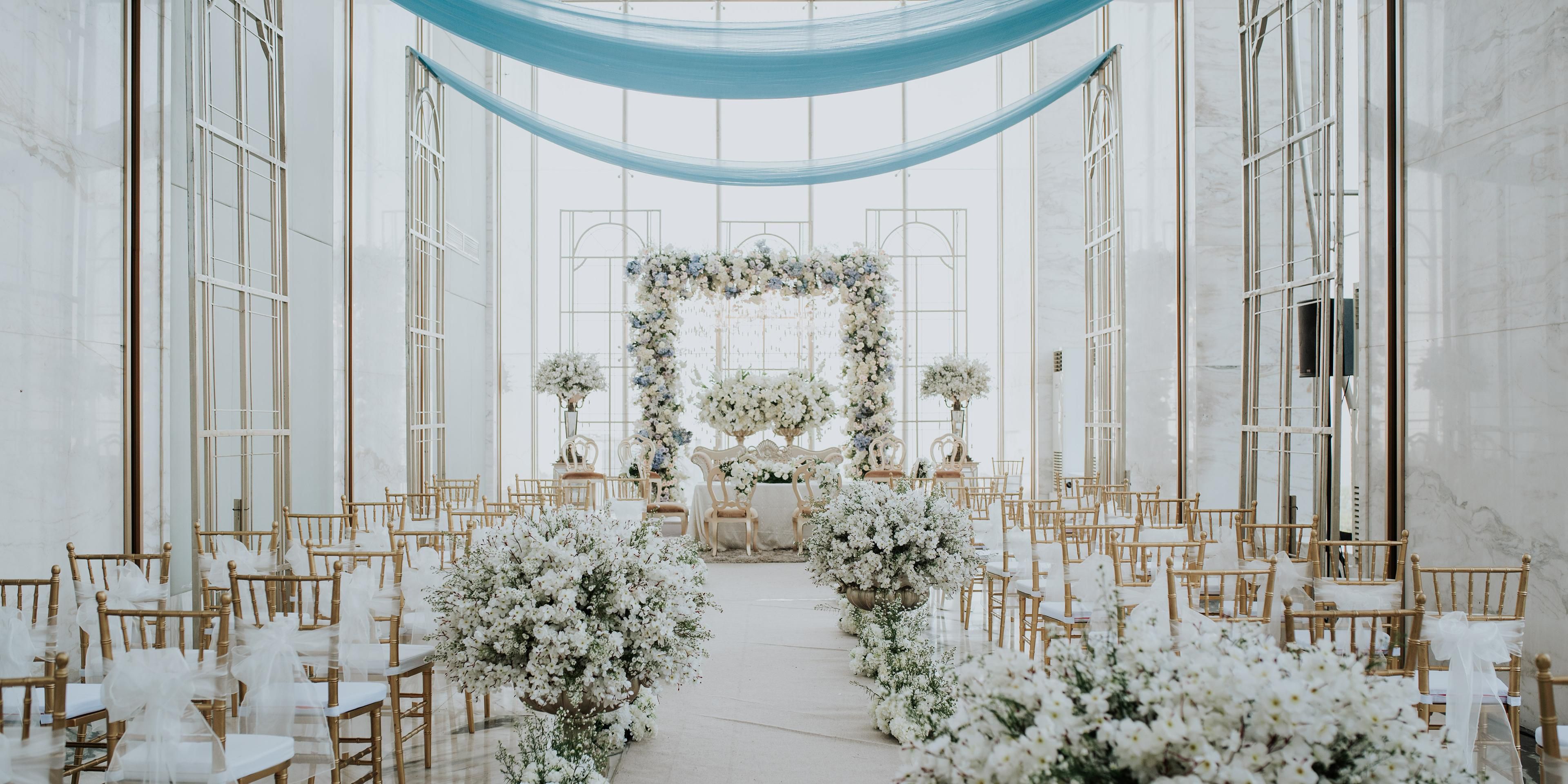 A stunning glass-walled venue adorned with lavish white marble, bathed in natural sunlight. Perfect for an elegant wedding, this exquisite hall also serves as an ideal space for press conferences, VIP gala dinners, gatherings, exclusive fashion shows, and other private events, offering a sophisticated and intimate setting for your special moments.