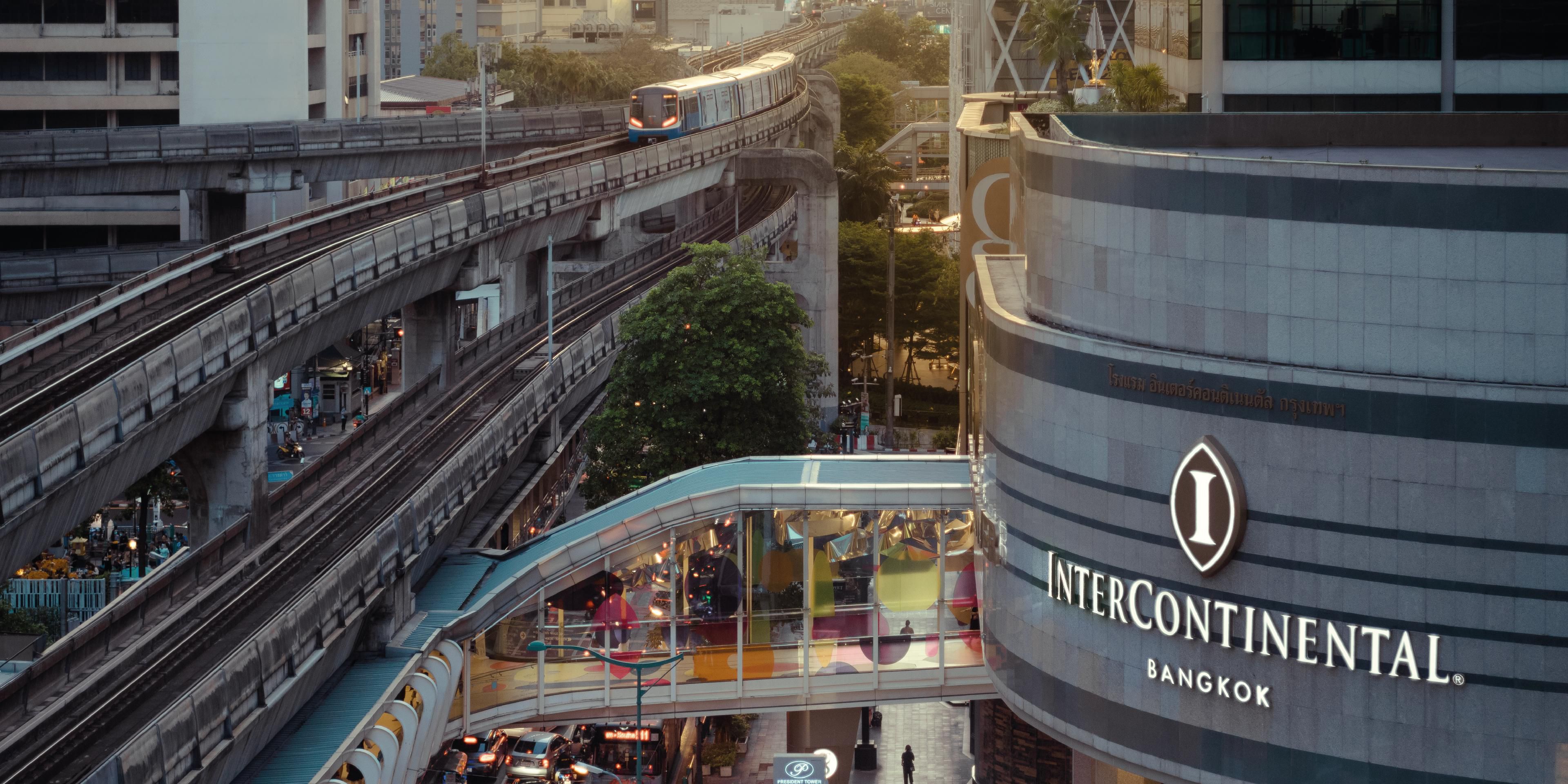 Just steps from InterContinental Bangkok, explore the revered Erawan Shrine and Narayana Shrine right in front of the hotel. Perfectly placed for spiritual visits and cultural discoveries, these iconic landmarks offer guests a unique and convenient way to experience Bangkok’s rich heritage.