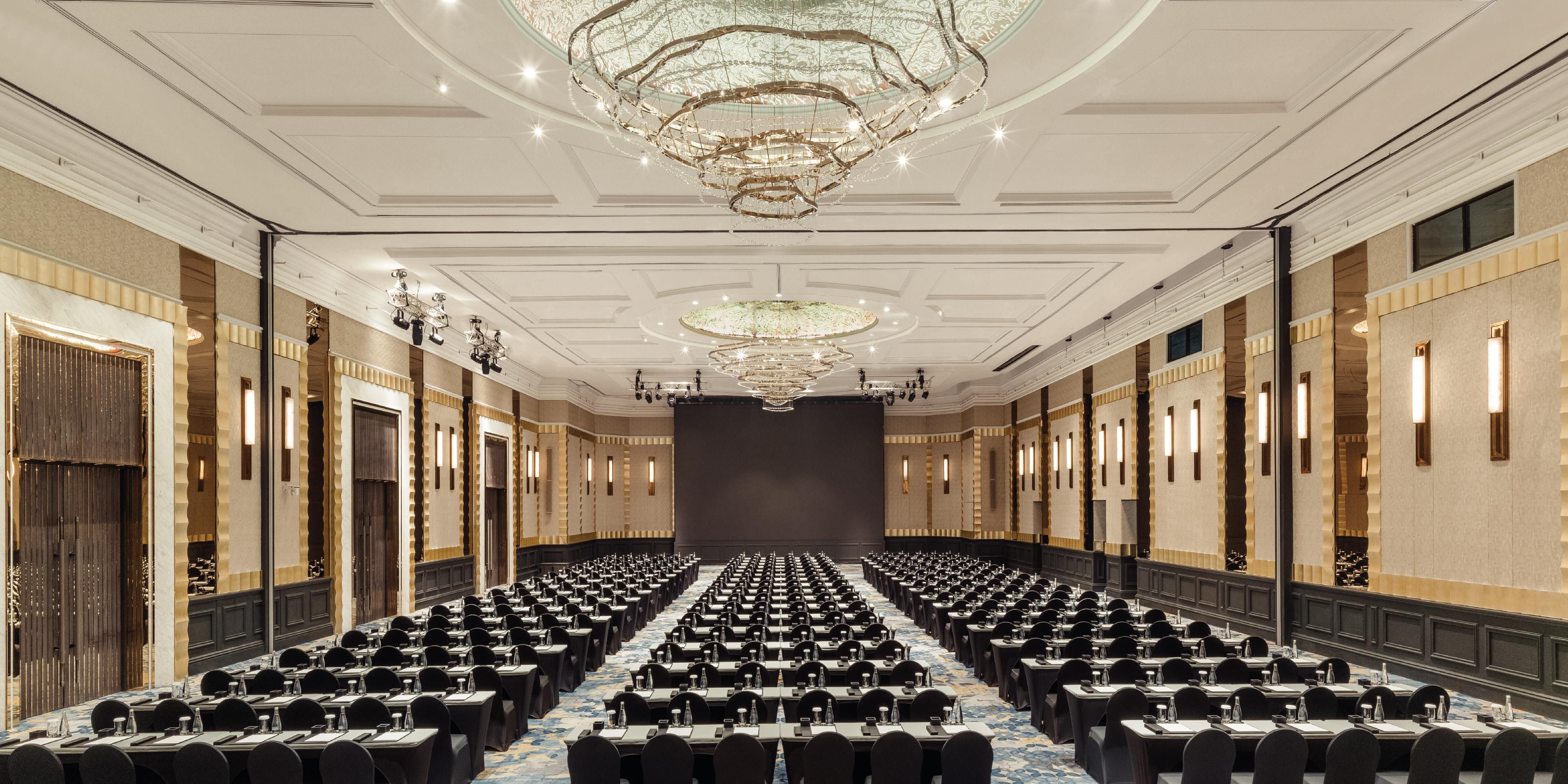 In a prestigious downtown location with access to BTS, our exquisite Grand Ballroom, is a breathtaking setting for meetings, galas, events, and weddings. Hosting up to 800 for cocktails and 550 for a gala, it is paired with 19 versatile meeting rooms for intimate gatherings. Every event is orchestrated for an experience of pure grandeur.