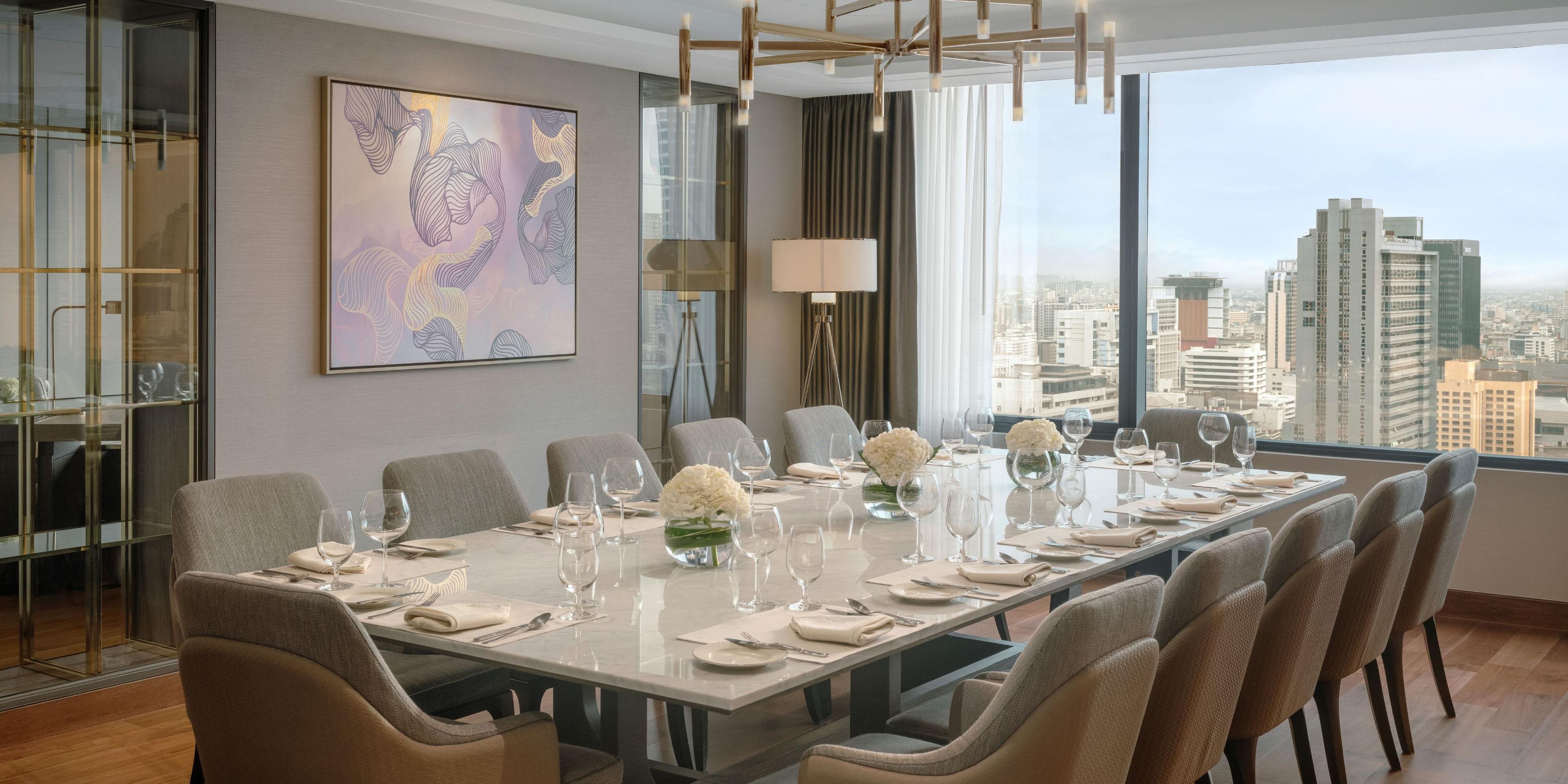 Royal Suite guests enjoy unparalleled access to Club InterContinental Lounge on Level 37, showcasing stunning skyline views. Relish complimentary high-speed internet, express check-in/out, buffet breakfast, afternoon tea, evening cocktails, and a meeting room for one hour daily.