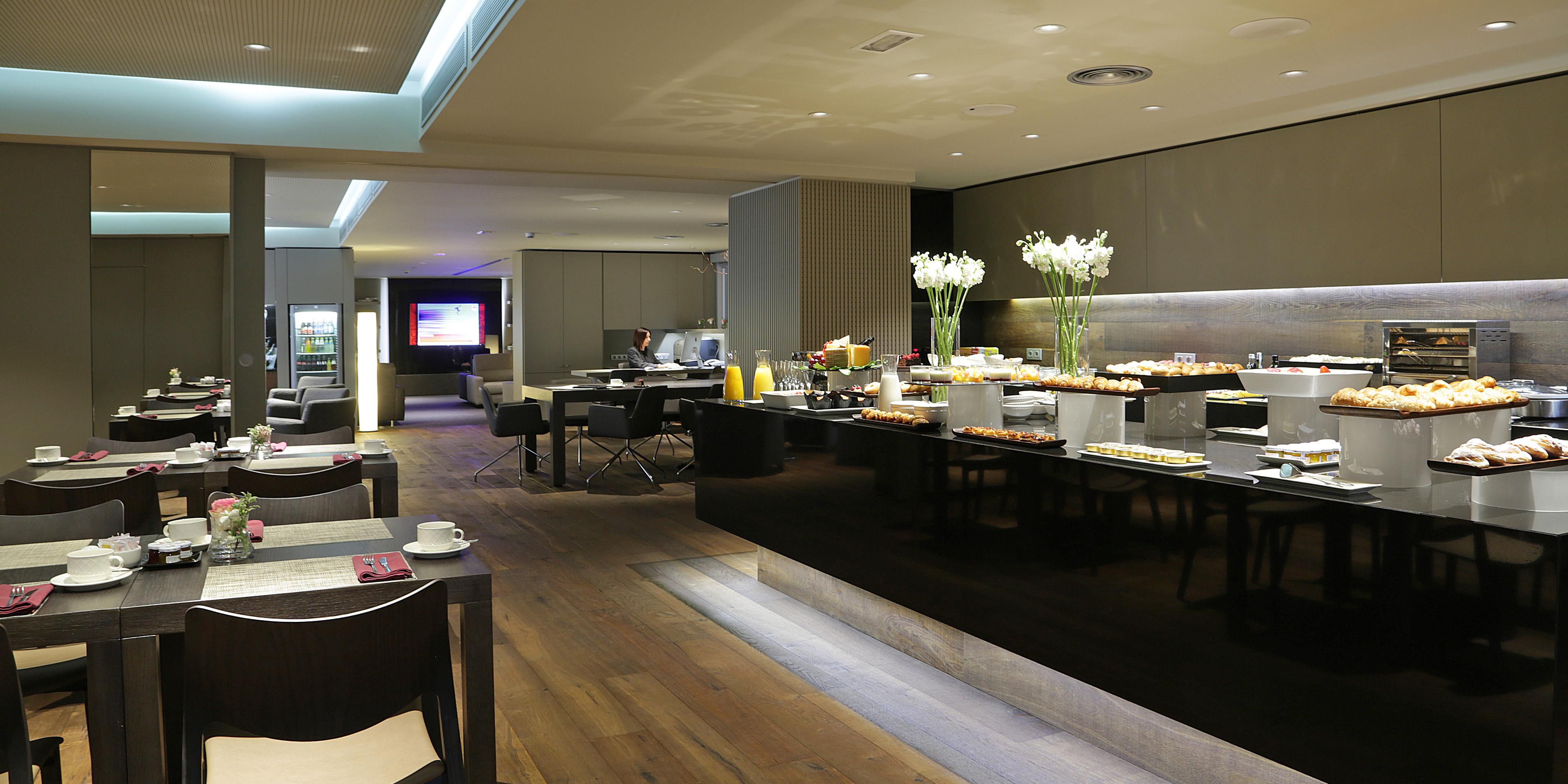 Experience exclusivity at our Club InterContinental, designed for the most discerning travelers. With limited access, a sophisticated atmosphere, and impeccable service, it’s the perfect space for private meetings or simply unwinding in total tranquility. A unique experience that takes your stay to the next level.