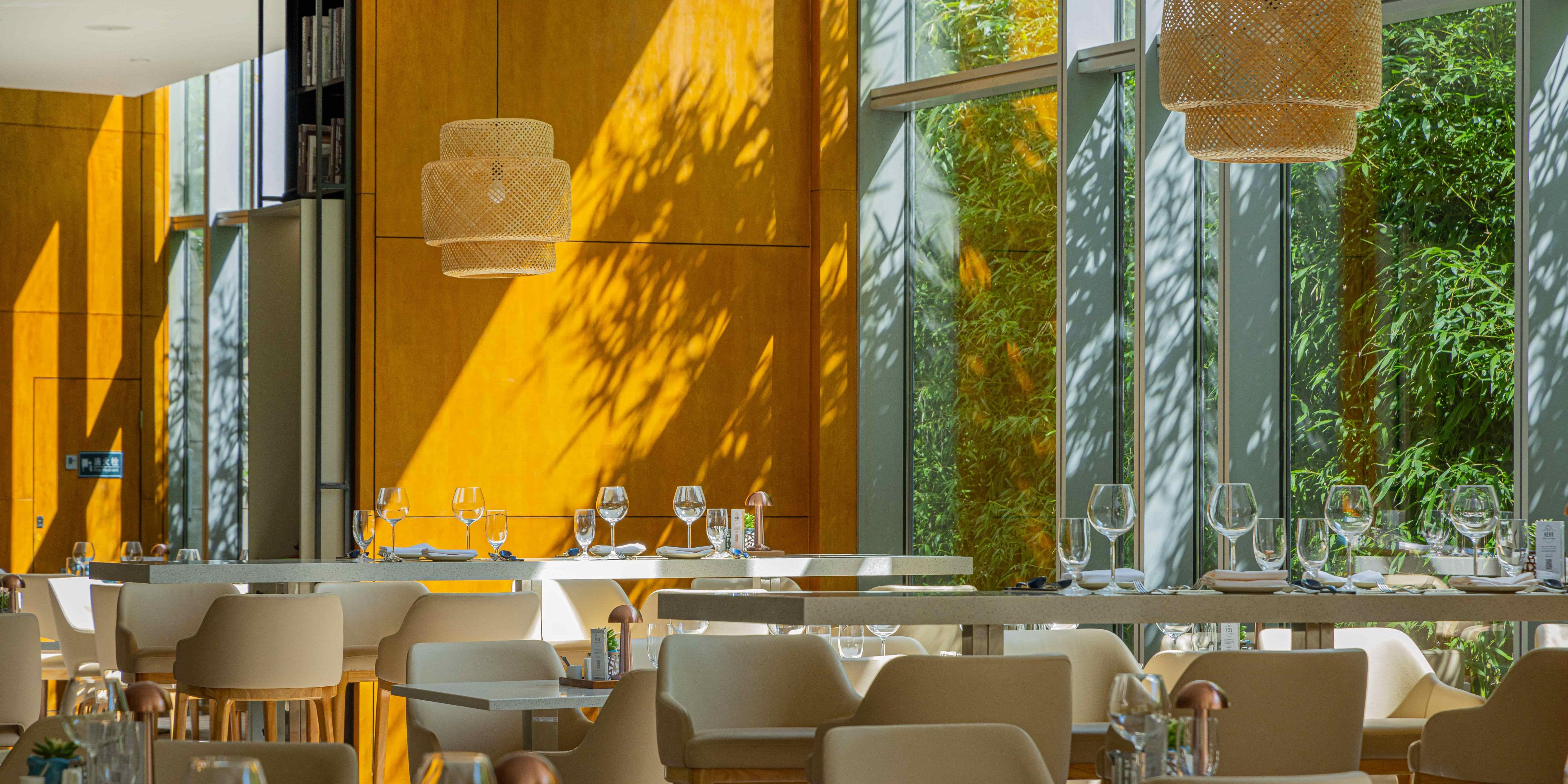 蓝鸟餐厅之名从酒店所处的奥林匹克公园内的地标性建筑中汲取灵感，满含敬意地遥映“水立方”与“鸟巢”。主打互动开放，新鲜现点，随心畅享的全新理念，为您呈上精心挑选、新鲜烹制的全服务式无国界料理，高端的桌边服务，心仪美味由专业侍者优雅地送上桌前，在观赏互动中品鉴，为您呈献一场琳琅满目的美食盛宴。