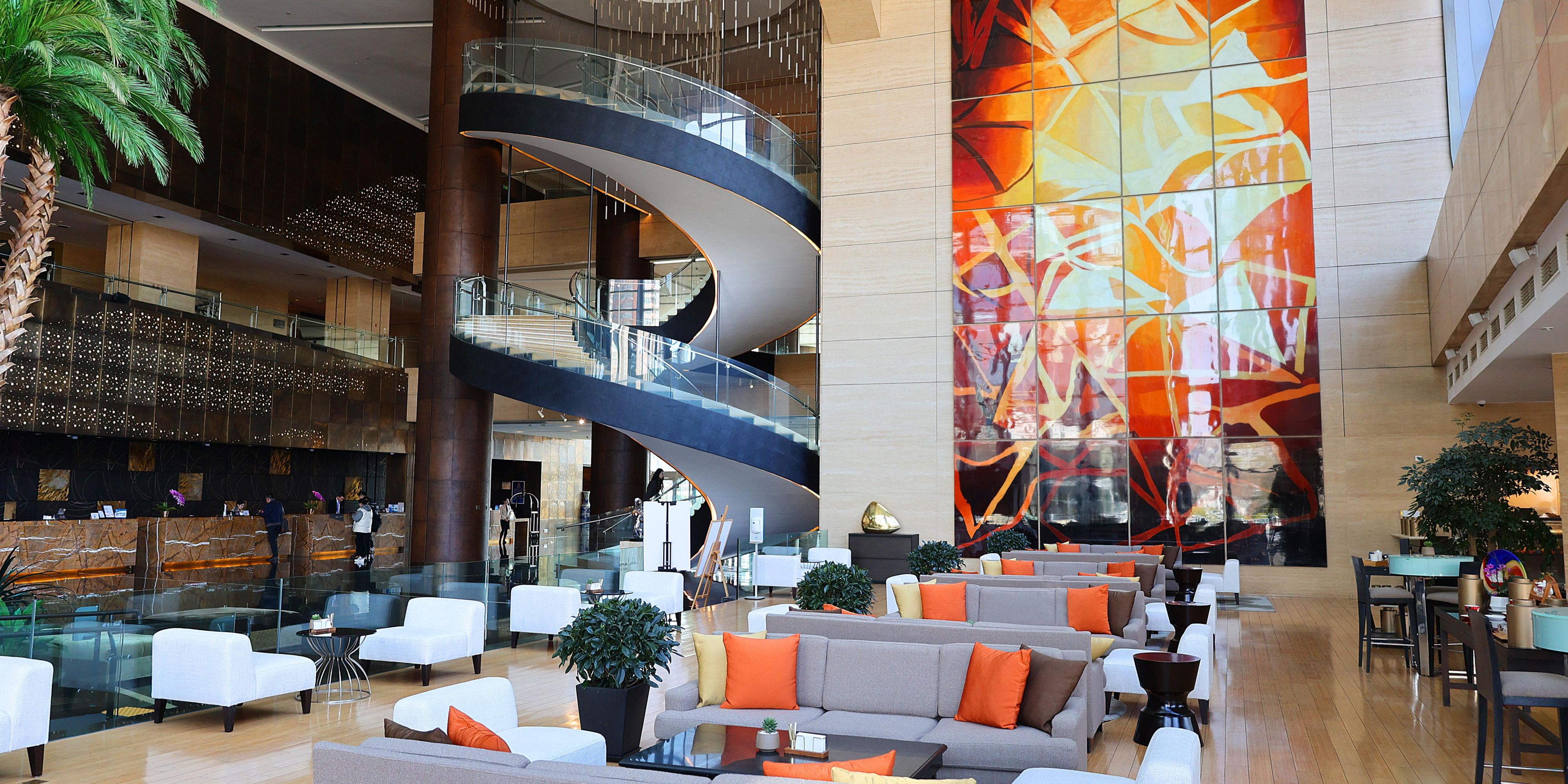 位于酒店一层开阔舒适的大堂吧，温馨而充满活力，无论是简约精致的屋台日式街边小吃，还是轻松休闲的下午茶，亦或传统经典的咖啡与茶饮，感受其夜晚华丽变身专属空间，是您和好友闲情小坐，轻谈浅酌的理想去处。