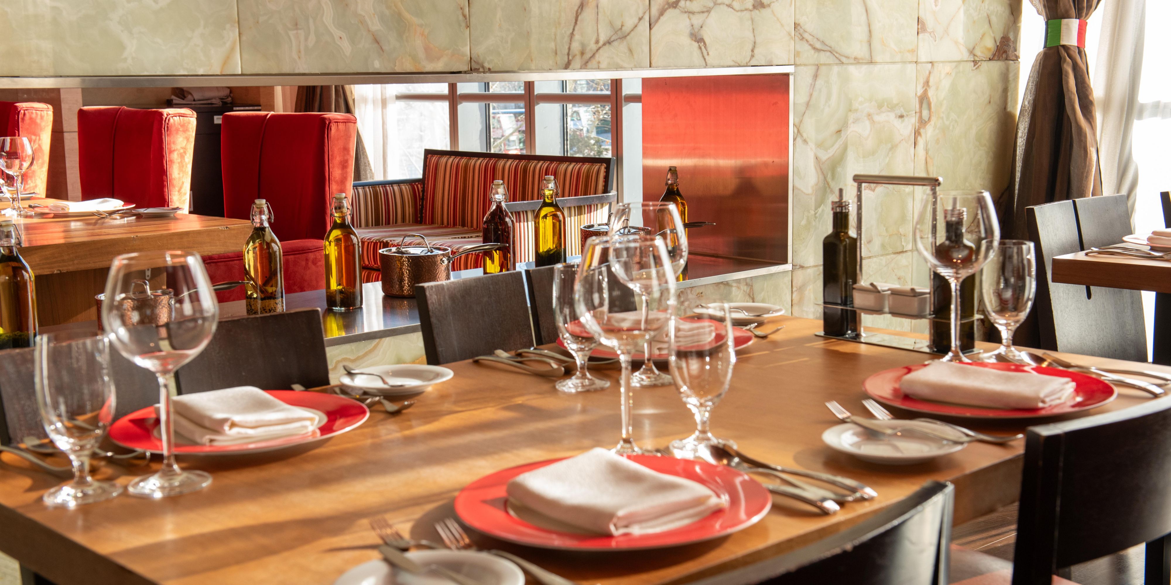 屡获殊荣的IT MAMA意秀意大利餐厅由艺术大师亲手装点，蕴藏浓厚艺术氛围，经验丰富的专业厨师团队传承意式经典，打造手工风味菜品，匠心呈上享负盛名的地道意式美馔，兼具现代风情与精致时尚的意式家庭西餐备受食客好评，酒窖中窖藏来自世界各地美酒，夜色迷幻之际在酒吧微醺怡情。高大的落地窗前，全方位俯瞰美妙的城市景观及美轮美奂的奥运水立方夜景。是家庭及好友欢聚、客户约见、举办鸡尾酒会以及阳光露台户外婚礼仪式的上佳之选。