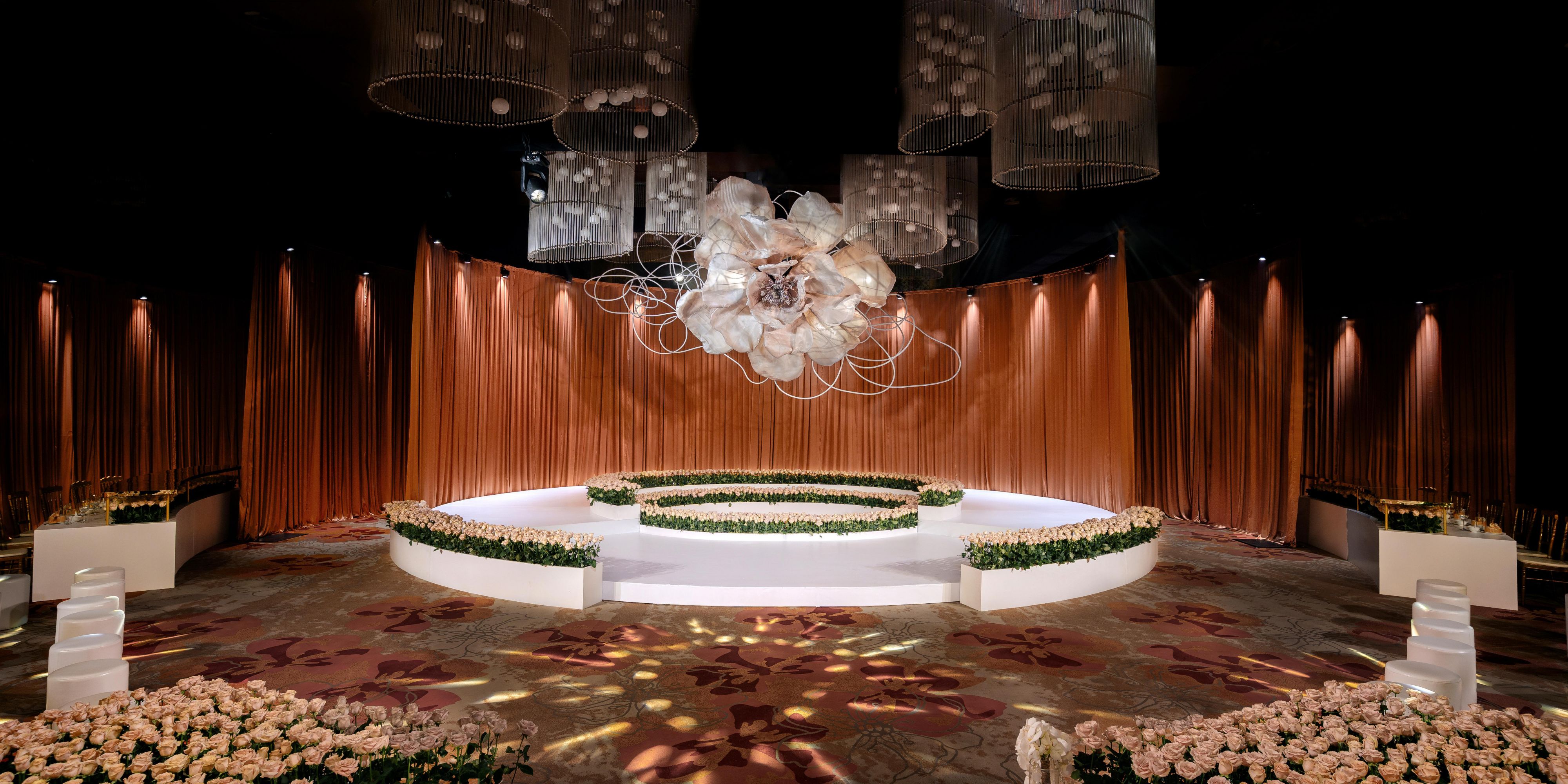 凭借洲际酒店集团致力于为全球客人缔造精美华丽婚礼的经验，北京北辰洲际酒店将助你实现理想婚礼的梦想！无论是100人的小型婚宴，还是400人的大型婚宴，北京北辰洲际酒店宴会厅将满足您的多重需求。请联络我们的婚宴顾问，随时为您提供专业的建议与策划，北京北辰洲际酒店与您共同见证您的爱情与幸福！