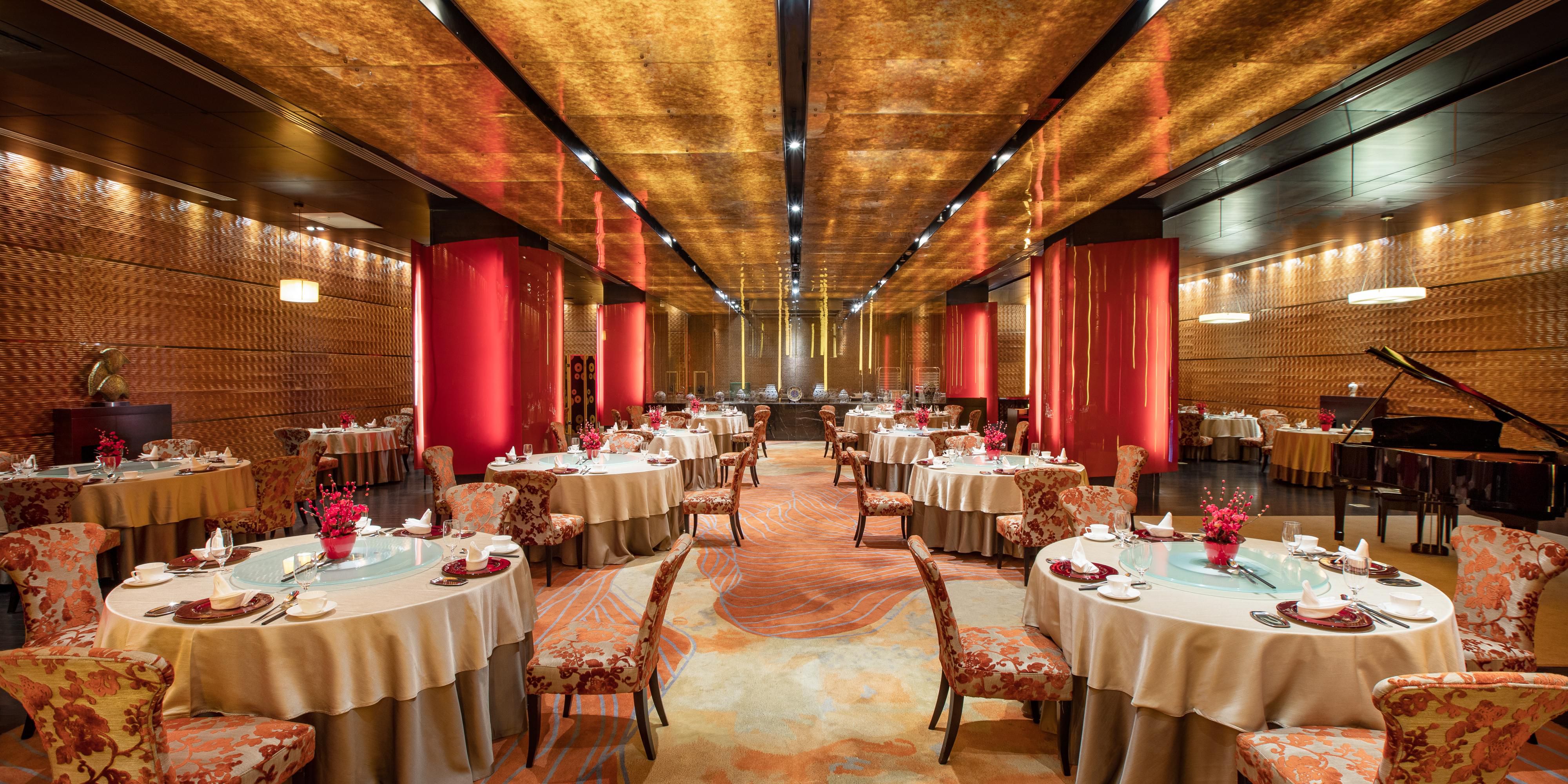 粤秀轩中餐厅以匠心独运的烹饪技艺和创意无限的新派融合菜品而著称，餐厅行政厨师长拥有超过30年丰富的餐饮经验，为您带来时尚精致的美味盛宴。在传统中式元素和中华文化的底蕴上，匠心甄选高品质食材，配合现代烹饪技法以及精致的摆盘技艺，为食客呈现耳目一新的味觉体验，演绎色香味俱全的灵魂美味。主要特色菜品有鲜活波士顿龙虾等，是您不容错过的选择。现代优雅的装修风格融合了东方古典韵味，开阔大厅和五间装潢典雅的私密包间是商务宴请或家庭聚会的理想场所。