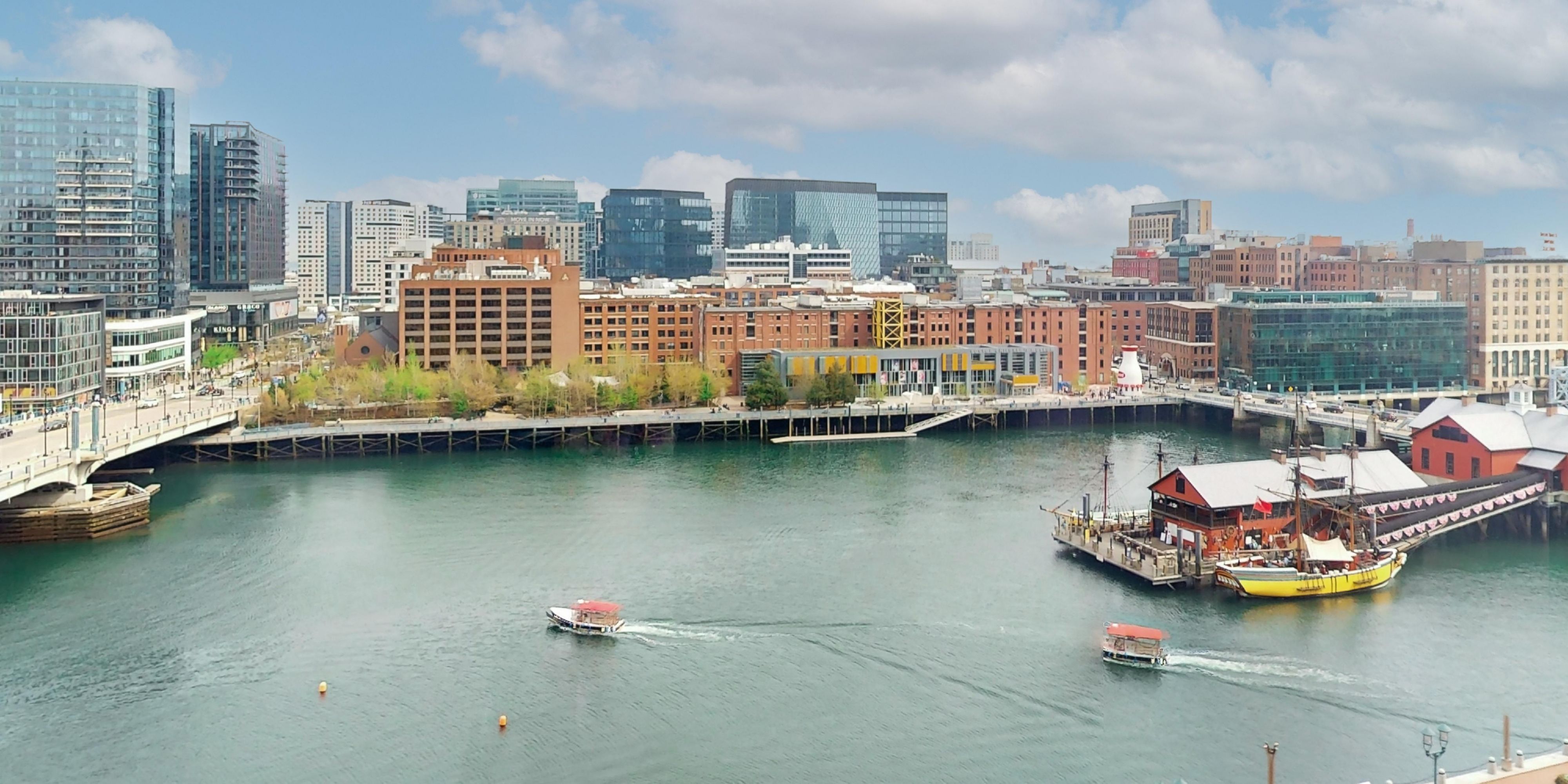 Relax in redesigned Boston hotel rooms and suites with stylish accommodations, floor-to-ceiling windows, marble bathrooms and spacious workspaces. Make yourself at home in our junior and one-bedroom suites, which feature separate living and dining space. Guests staying in our suites enjoy complimentary access to the Club Lounge.