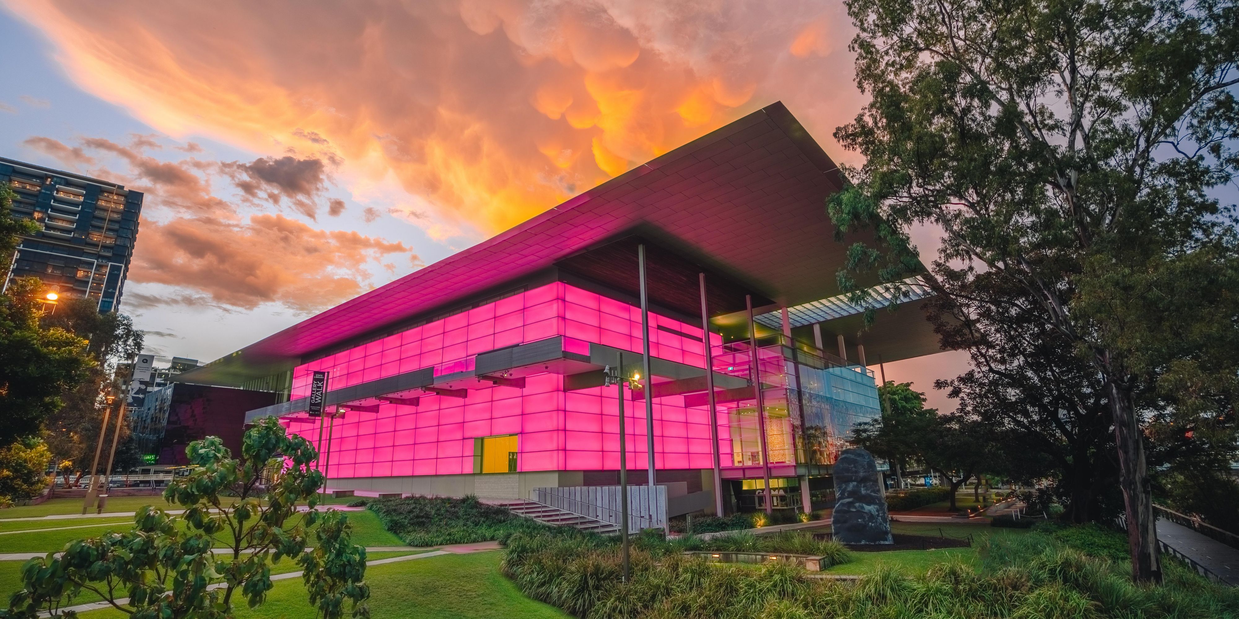 Spend your afternoon indulging in Brisbane’s cultural scene. Catch a captivating performance at the Queensland Performing Arts Centre (QPAC) or explore world-class exhibitions at the Gallery of Modern Art (GOMA), both located within the city’s buzzing cultural precinct.  