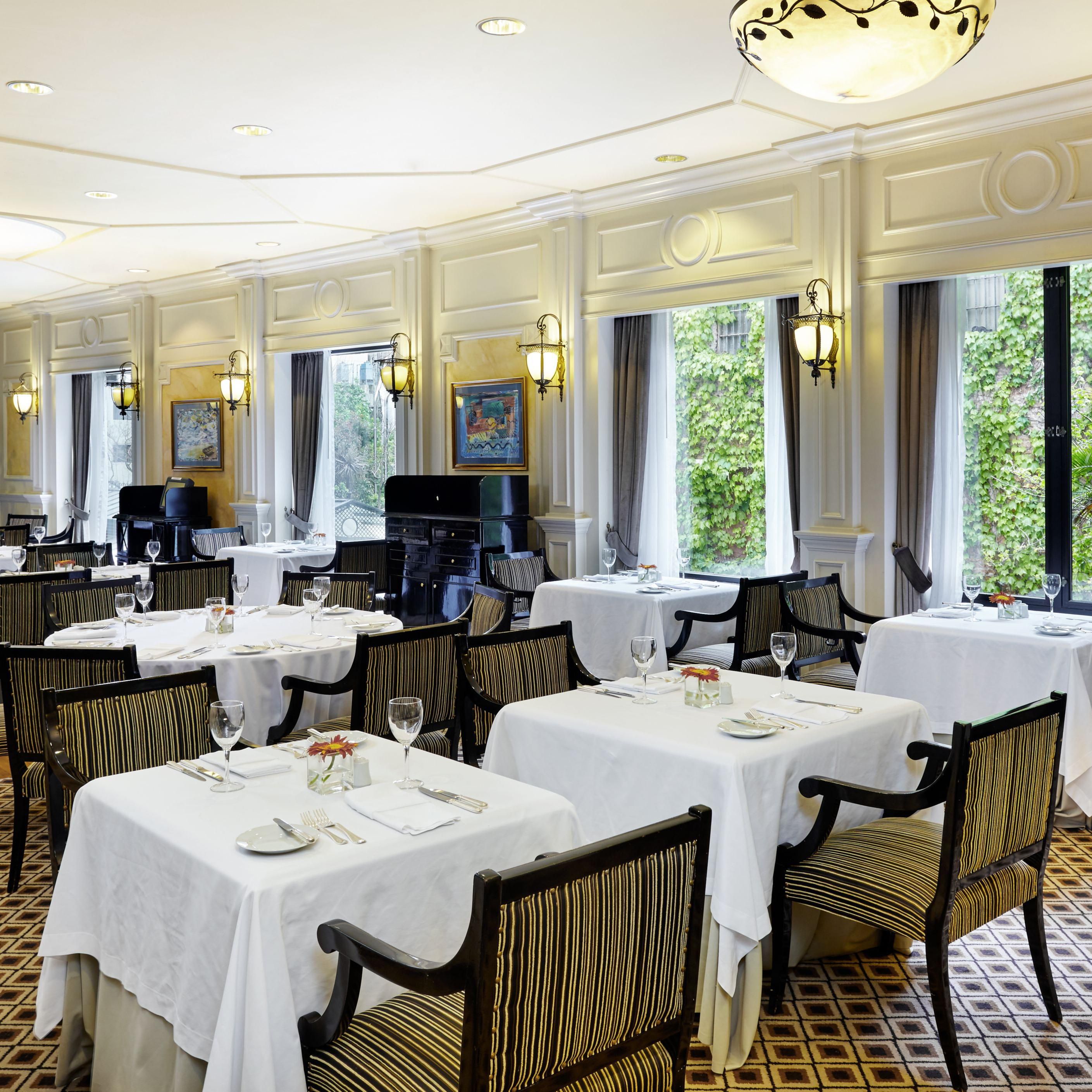 Enjoy breakfast and lunch at our Restaurant Mediterraneo