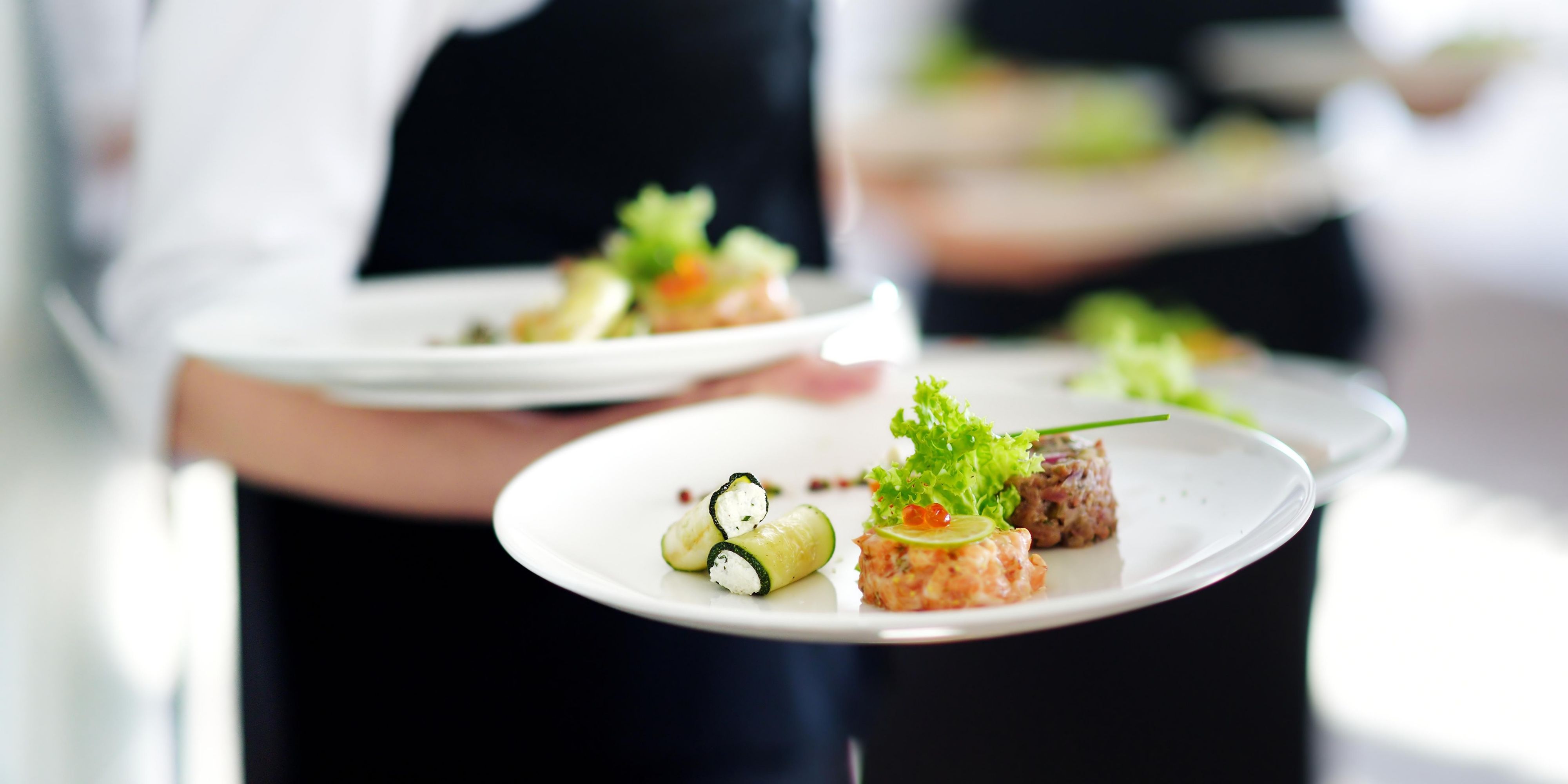 如果您要举办特别活动、派对或生日聚会，或者只是想为您的客人提供难忘的用餐体验，我们将竭诚助力。您可在各式各样的菜单中进行选择，或创建个性化菜单以满足您的严格要求。我们的团队将确保提供最优质的美食和最高水平的服务，保证活动取得圆满成功。