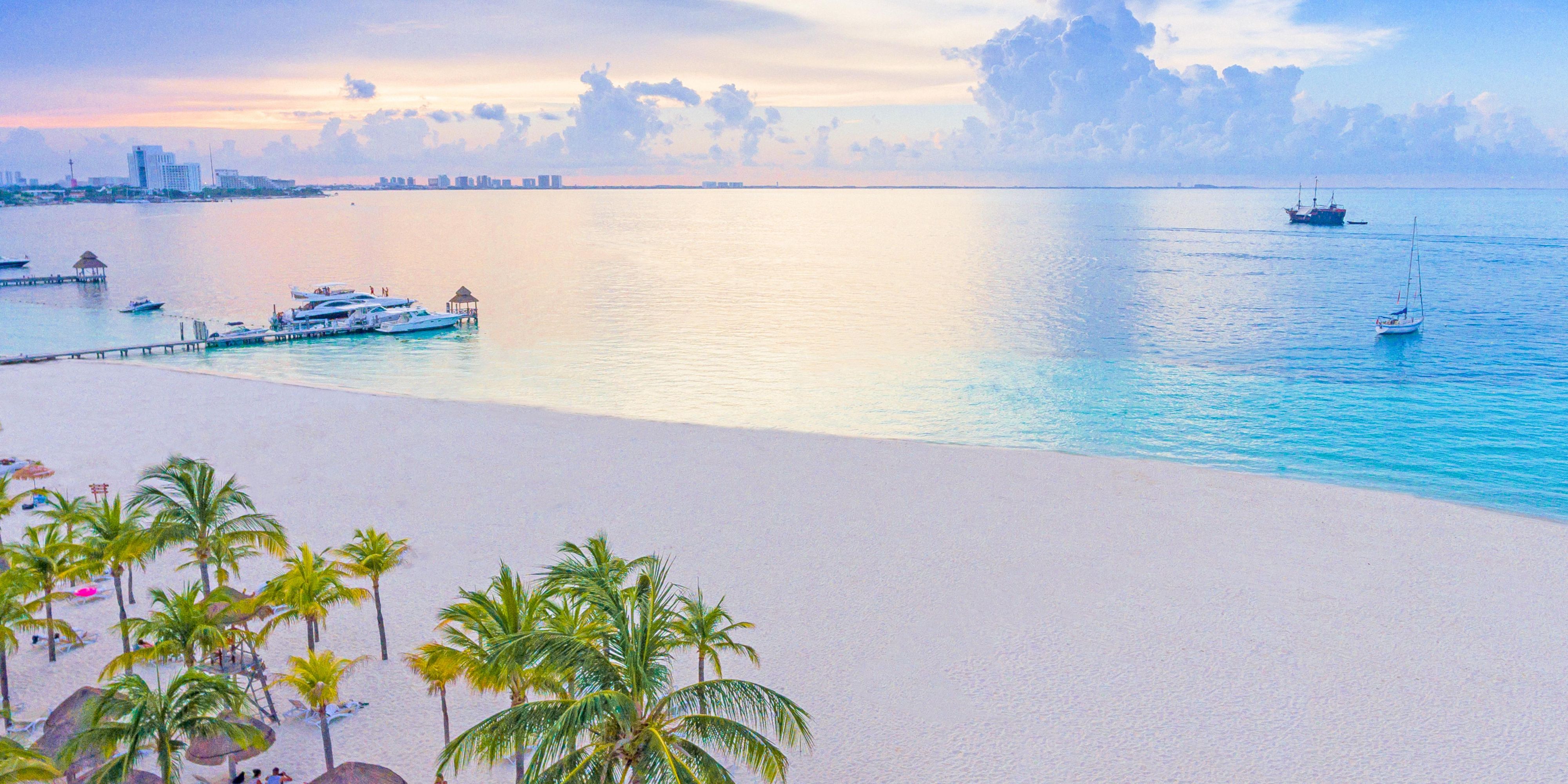 Enjoy the Caribbean with sargassum-free waters in one of Cancún’s most privileged areas. Thanks to its prime location, Presidente InterContinental offers a remarkably clean beach year-round — a smart choice for those exploring Riviera Maya hotels and looking for the best things to do in Cancún.