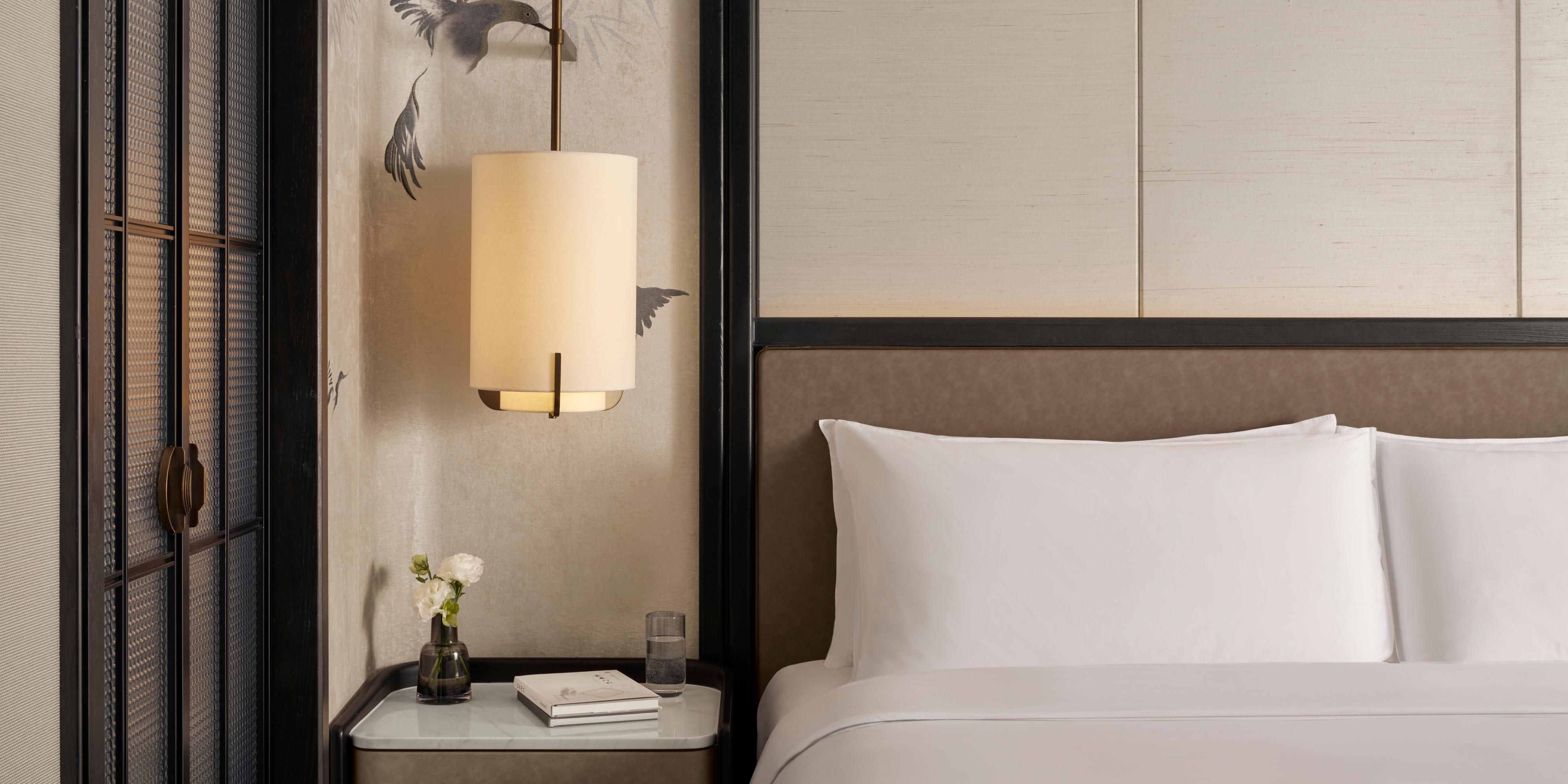 酒店250间客房与套房以原木与天然石材的肌理温度，编织出返璞归真的奢华质感。全景落地窗将城市天际线裁作流动画框，室内绿植与光影交织成静谧诗意。优质用品、智能卫浴与沉浸式音响等配置，于丝质浴袍的垂坠间、胶囊咖啡的氤氲里，构筑旅居的仪式感。贵宾尊享个性化管家服务，特别打造的男士/女士主题客房，每处细节皆是量身定制的专属场域，于繁华深处安放当代旅人的精神原乡。