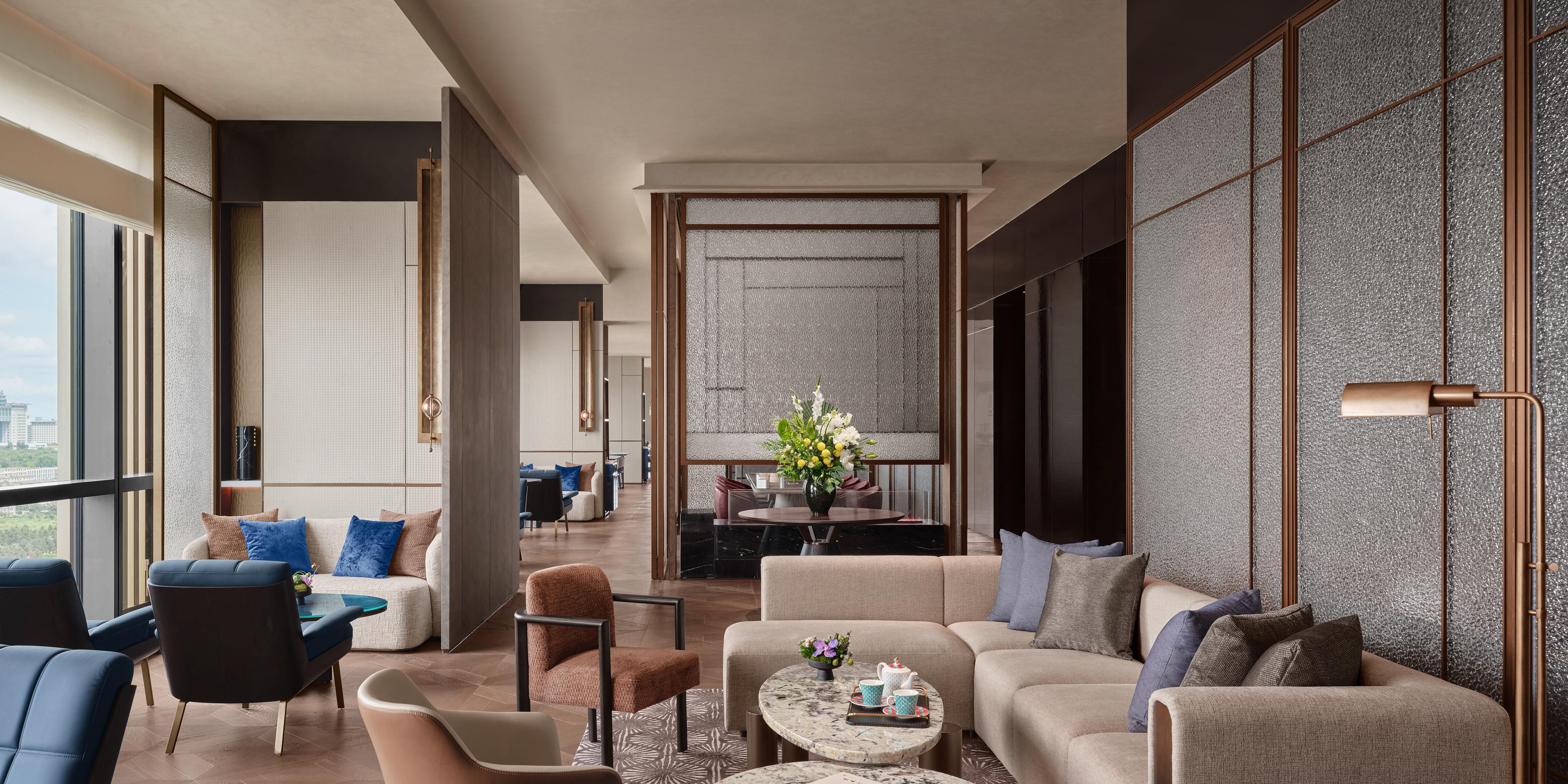 位于酒店17层的空中洲际行政俱乐部，俯瞰城市景观。预订套房及以上房型，即可尊享系列专属礼遇——午后悠然下午茶，傍晚沉醉于欢乐时光鸡尾酒会，让每一刻皆成为云端上的奢享仪式。于此，不止是停驻，更是一场与灵感与传统不期而遇的的旅程。