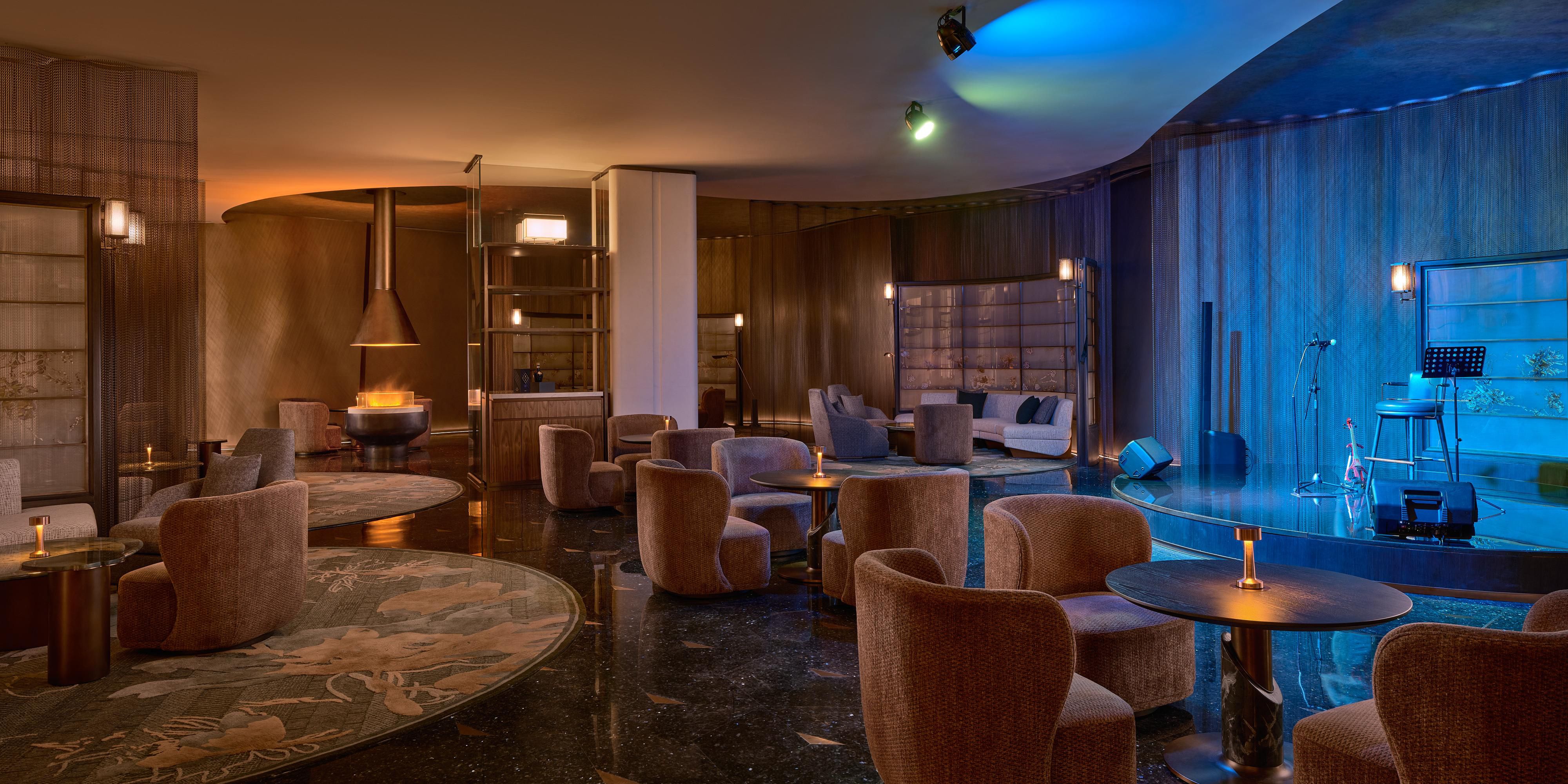 焱酒廊将洲际经典下午茶与东北茶点创新融合，现场爵士乐演奏与调酒师创意调酒联手打造入夜仪式。